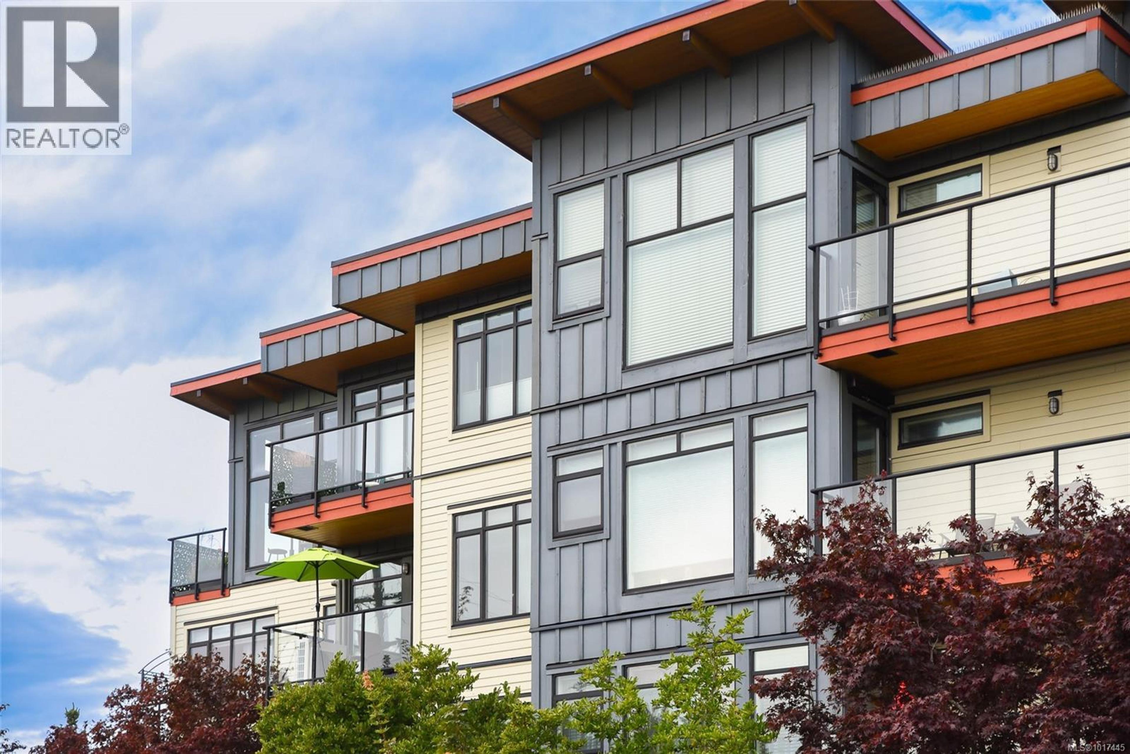 2300 Mansfield Dr, Courtenay - Exteriors - Photo 2