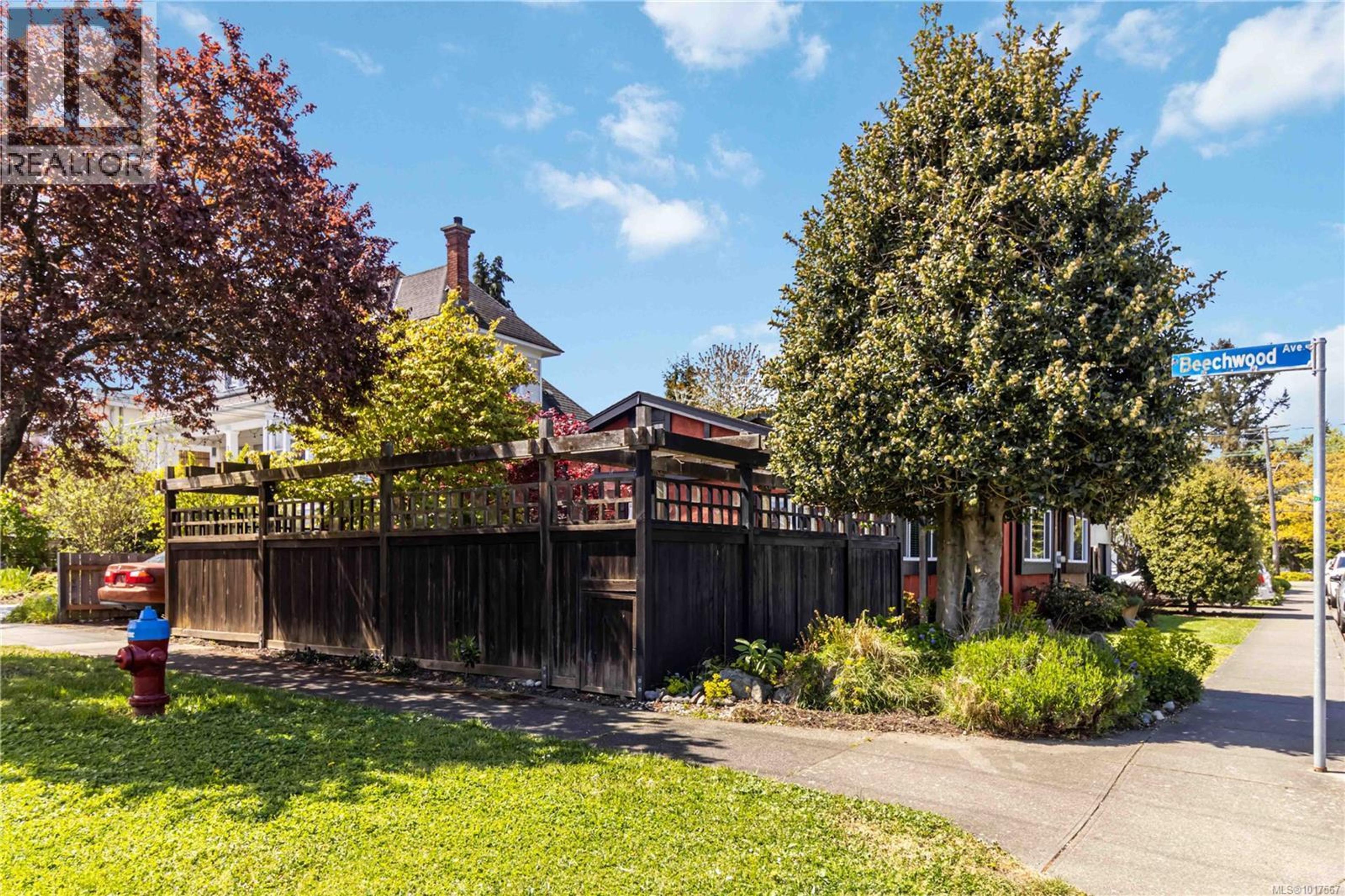 1727 Lillian Rd, Victoria - Exteriors - Photo 2