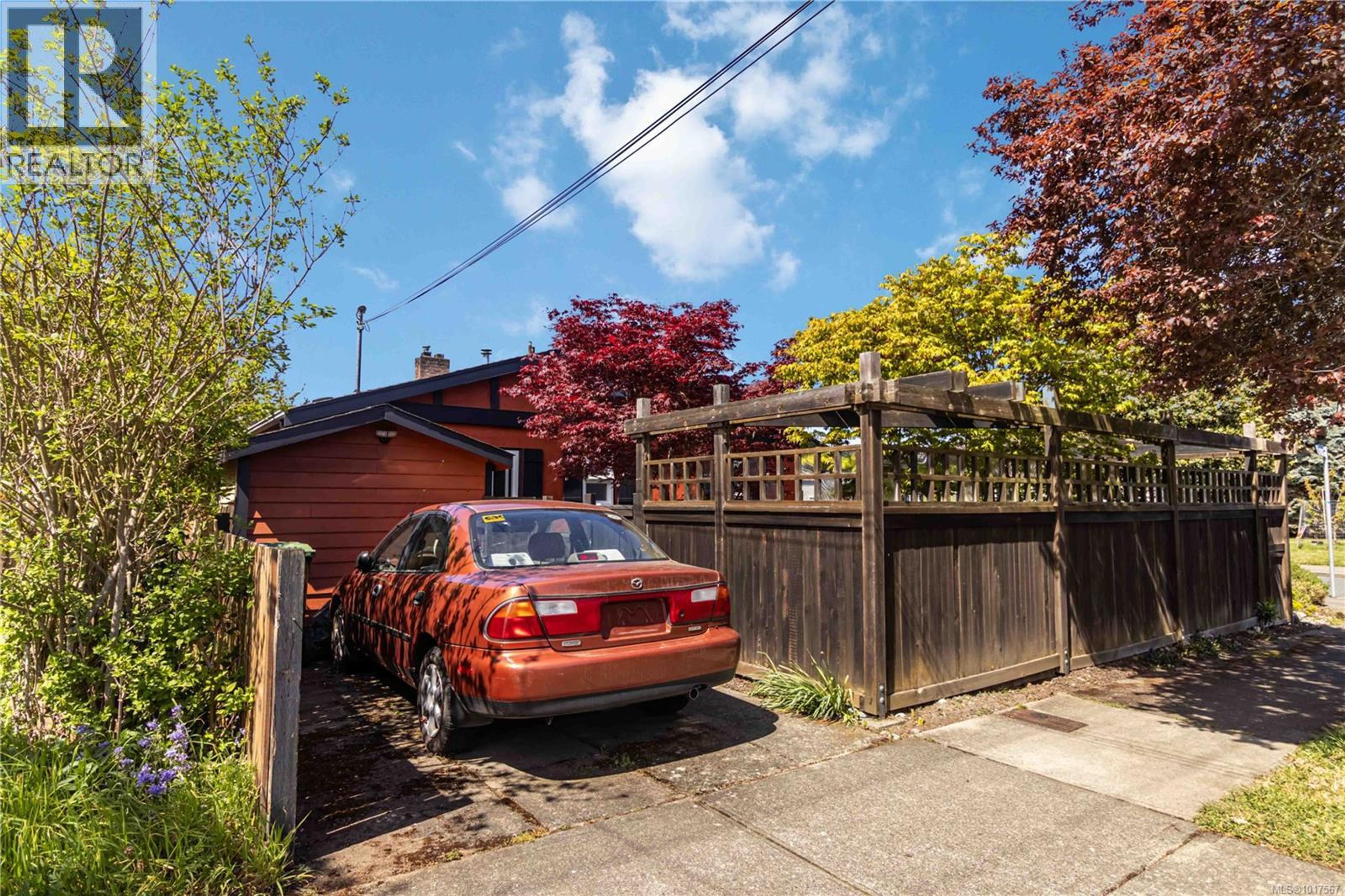 1727 Lillian Rd, Victoria - Exteriors - Photo 3