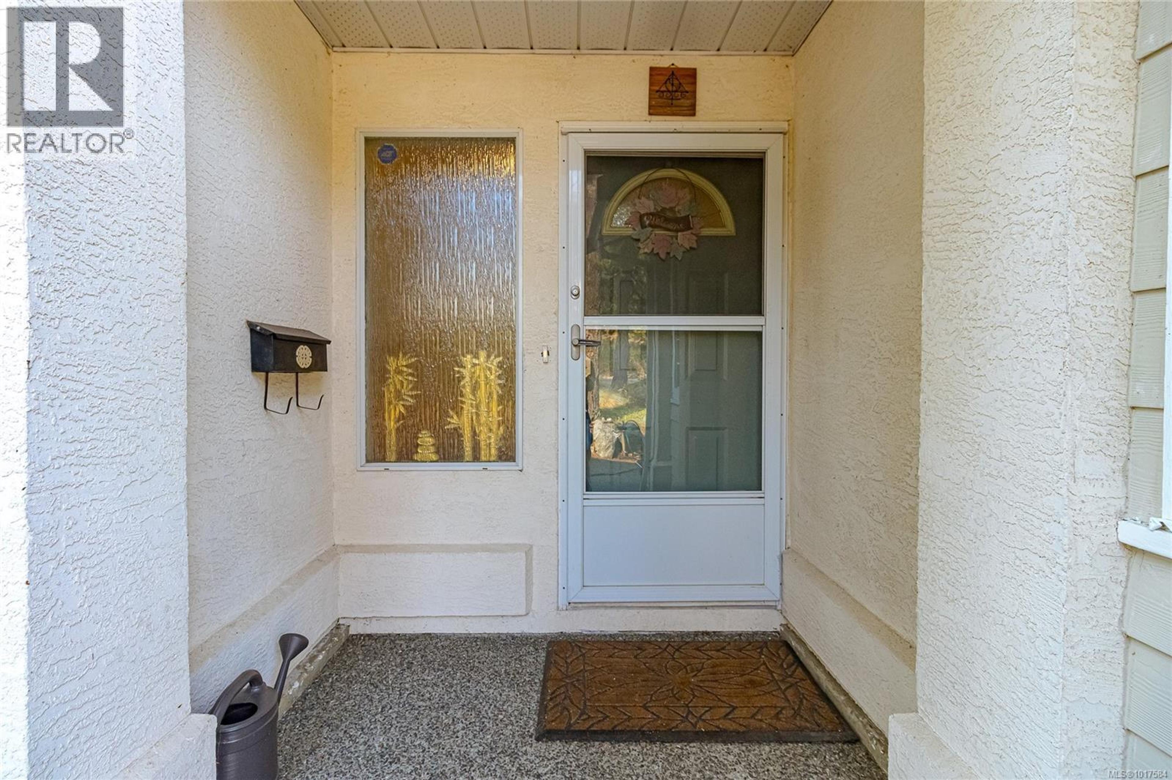 999 Admirals Rd, Esquimalt - Exteriors - Photo 3