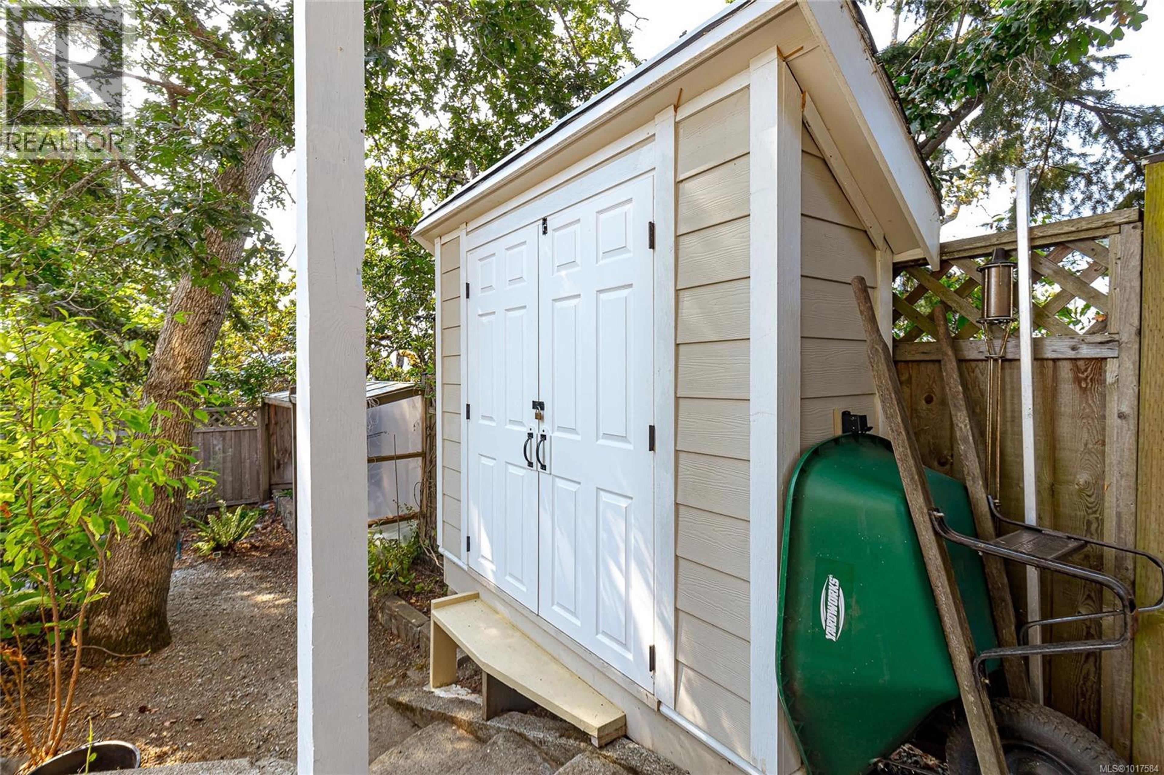 999 Admirals Rd, Esquimalt - Exteriors - Photo 4