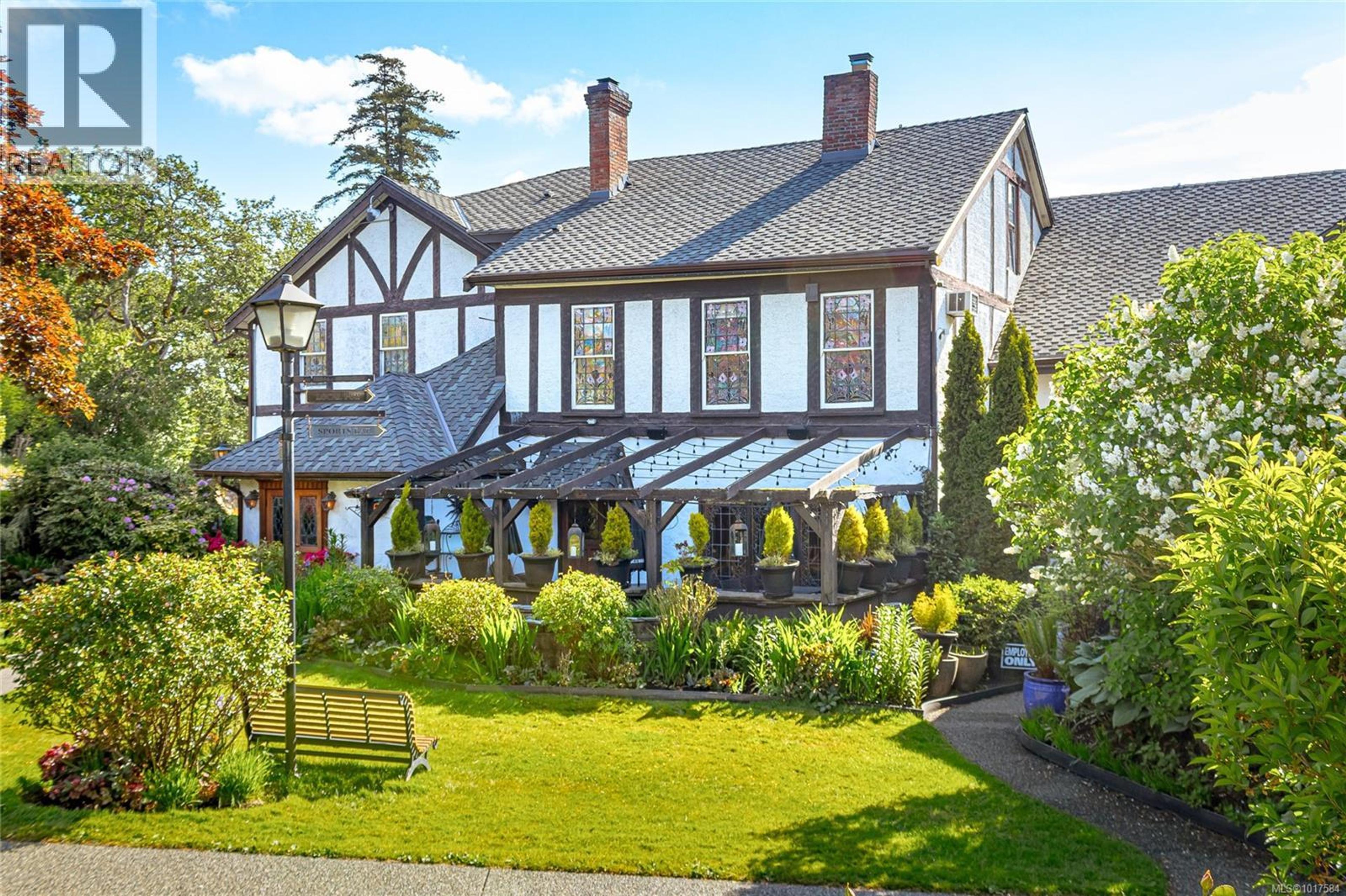 999 Admirals Rd, Esquimalt - Exteriors - Photo 9