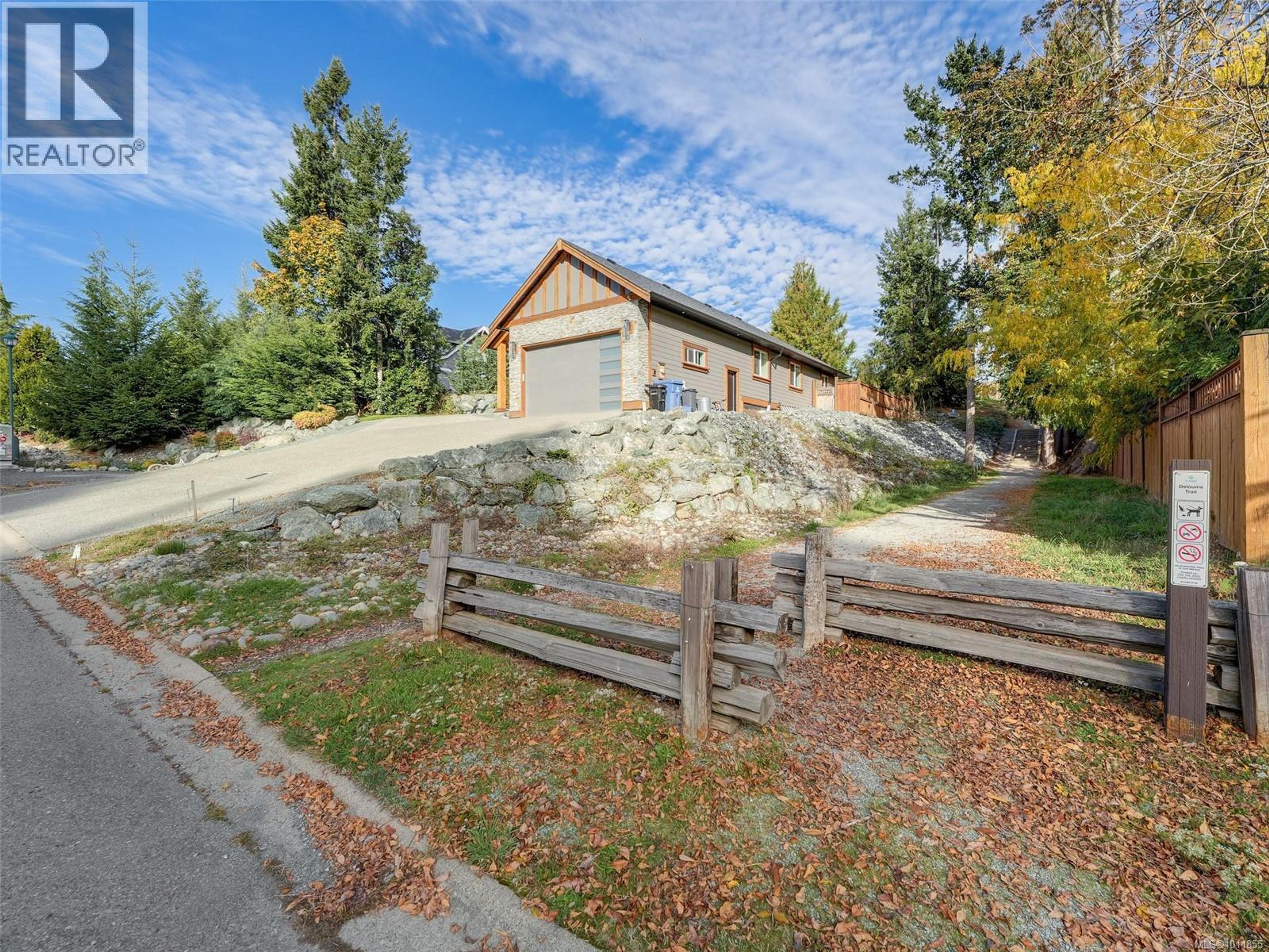 2555 Stubbs Rd, Mill Bay - Exteriors - Photo 2