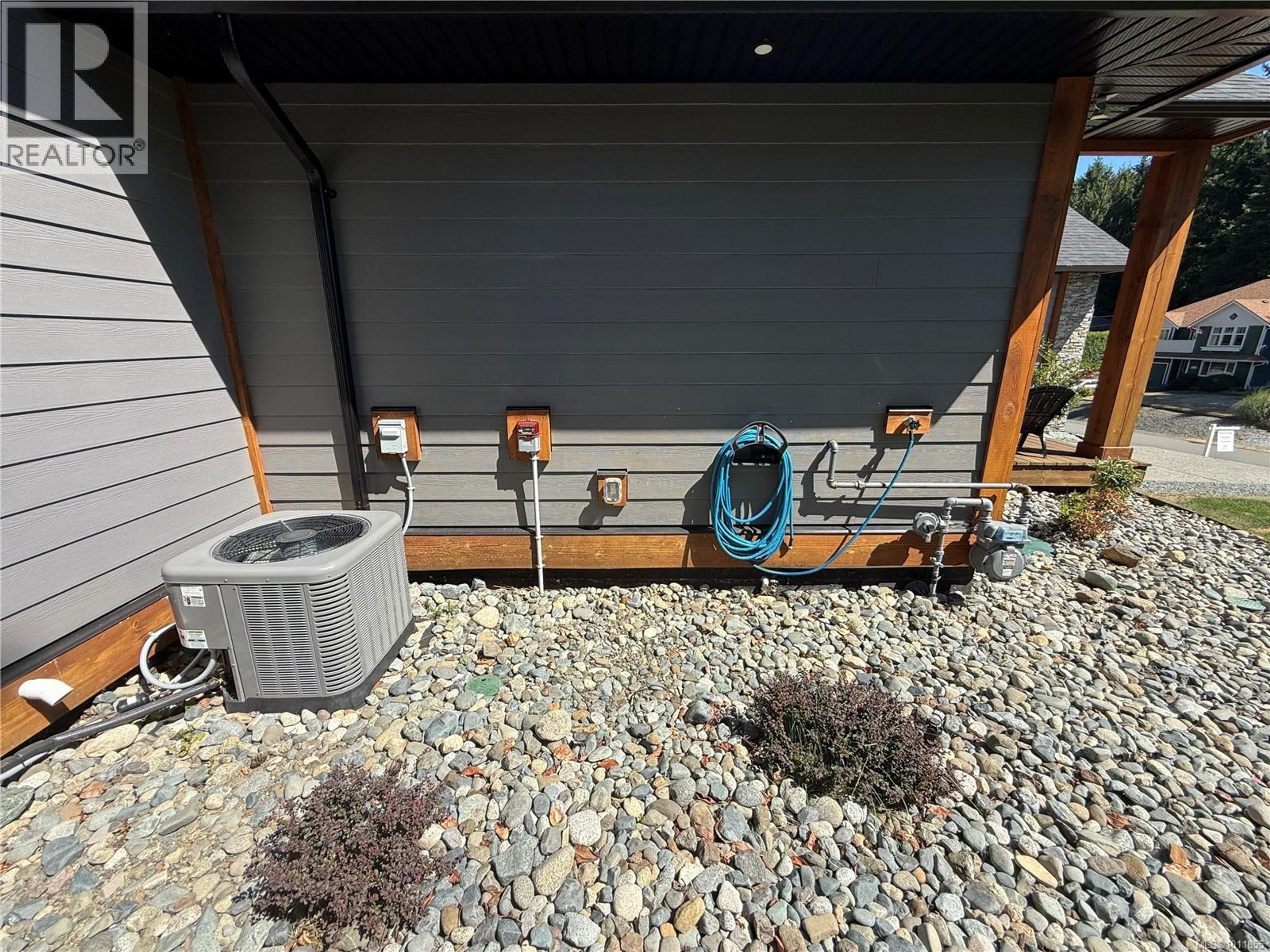 2555 Stubbs Rd, Mill Bay - Exteriors - Photo 3