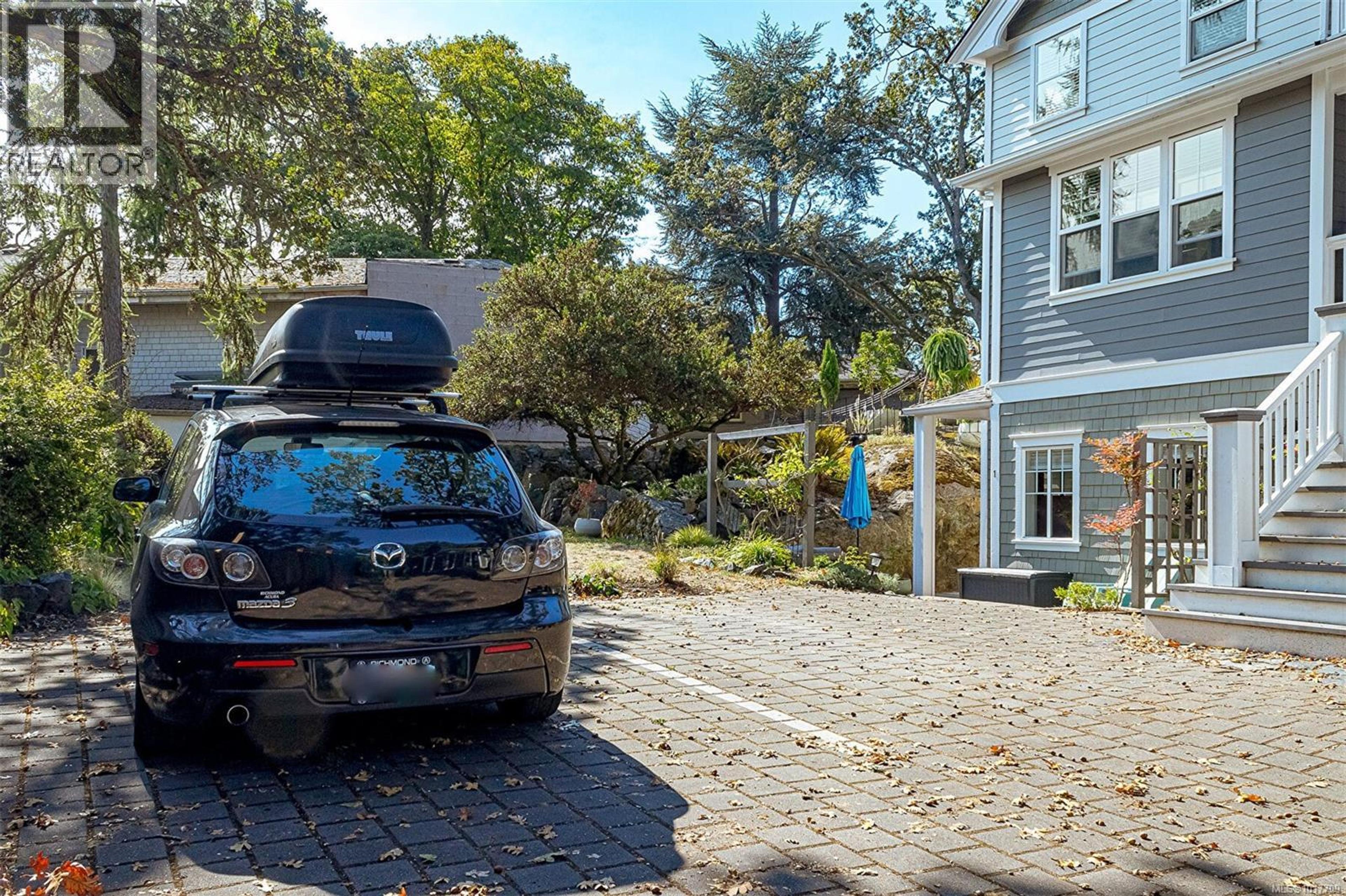 1002 Carberry Gdns, Victoria - Exteriors - Photo 3