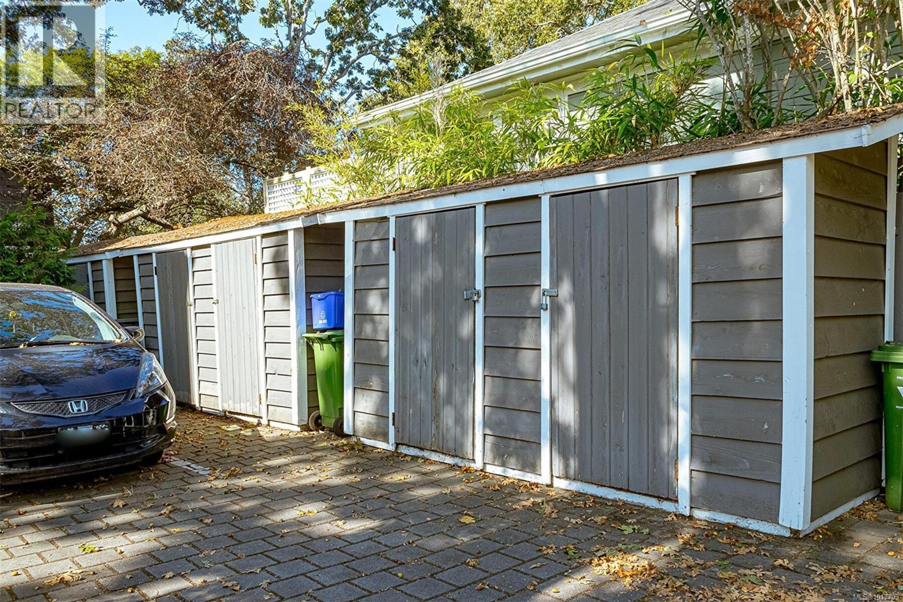 1002 Carberry Gdns, Victoria - Exteriors - Photo 4