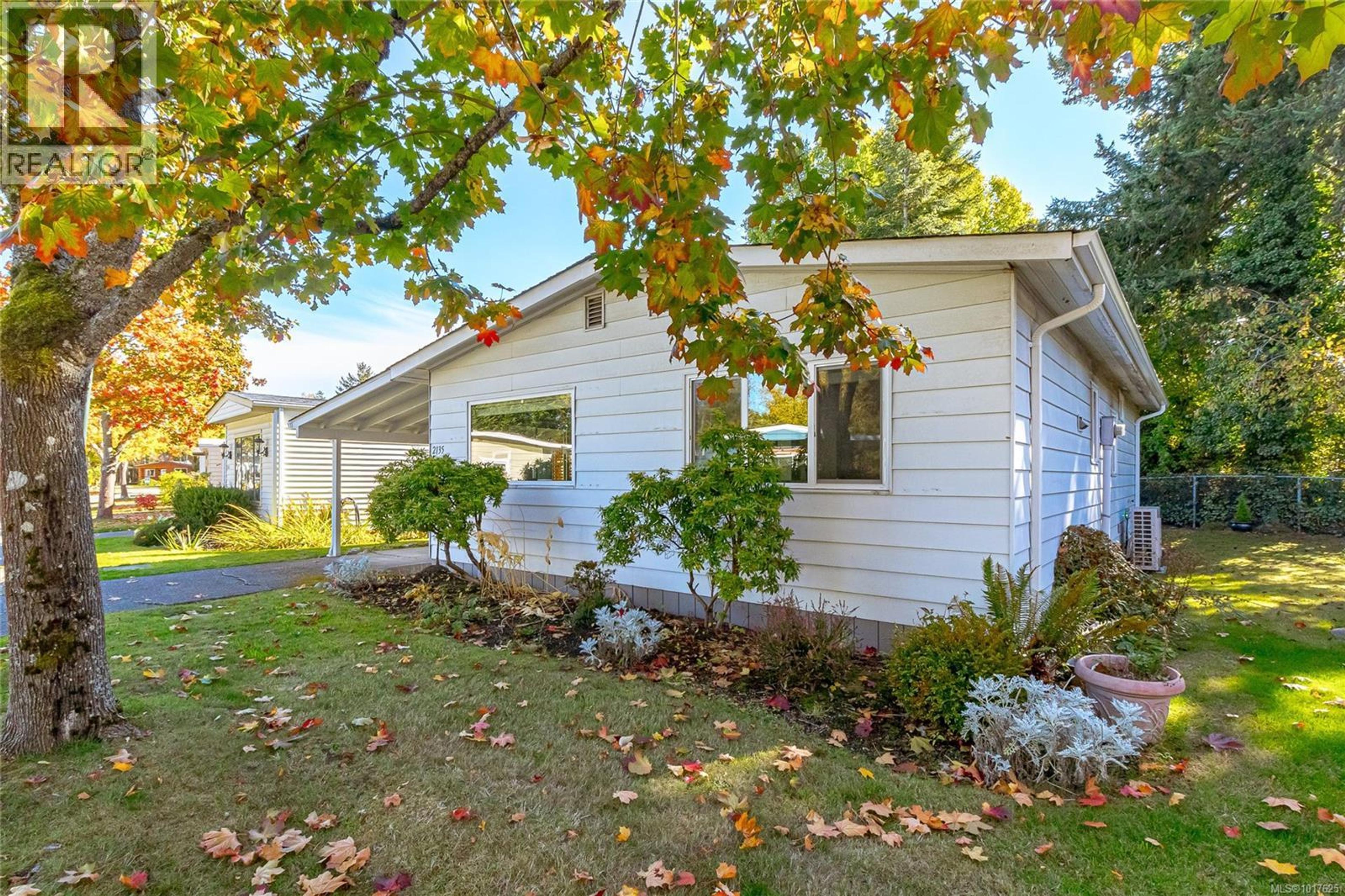 2135 Summergate Blvd, Sidney - Exteriors - Photo 1