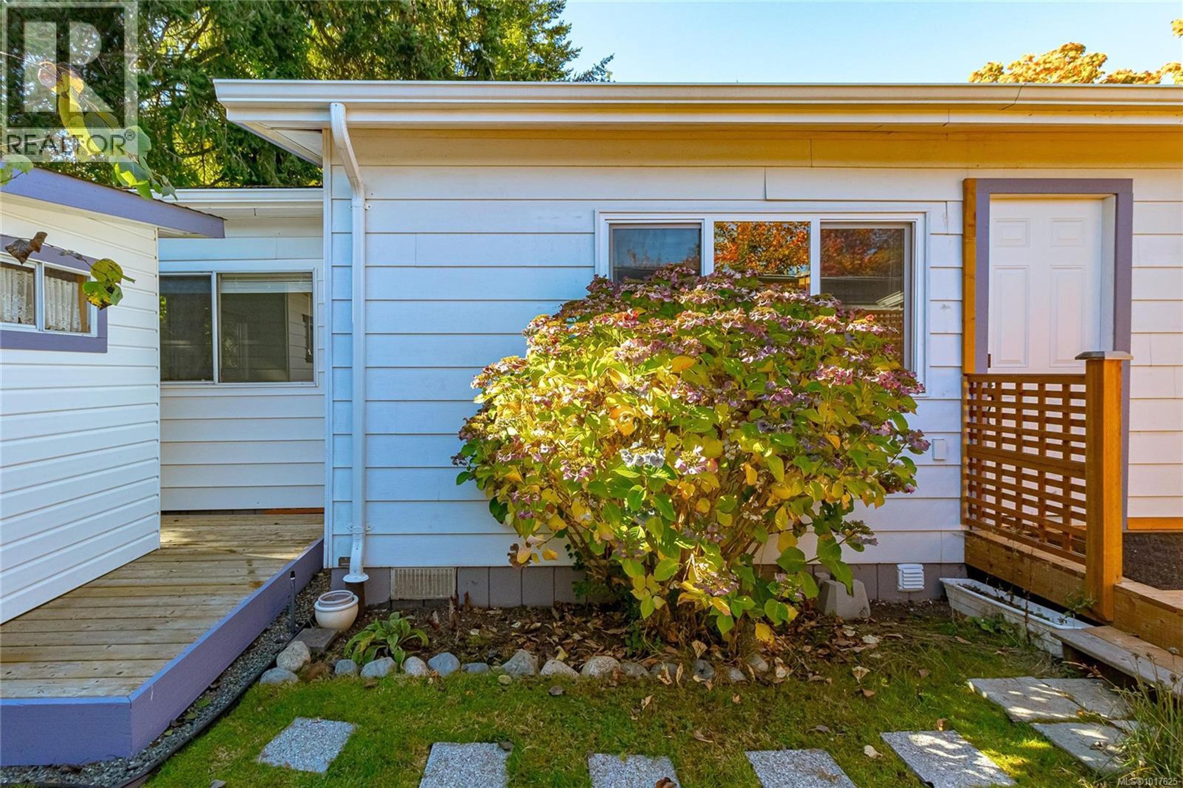 2135 Summergate Blvd, Sidney - Exteriors - Photo 3