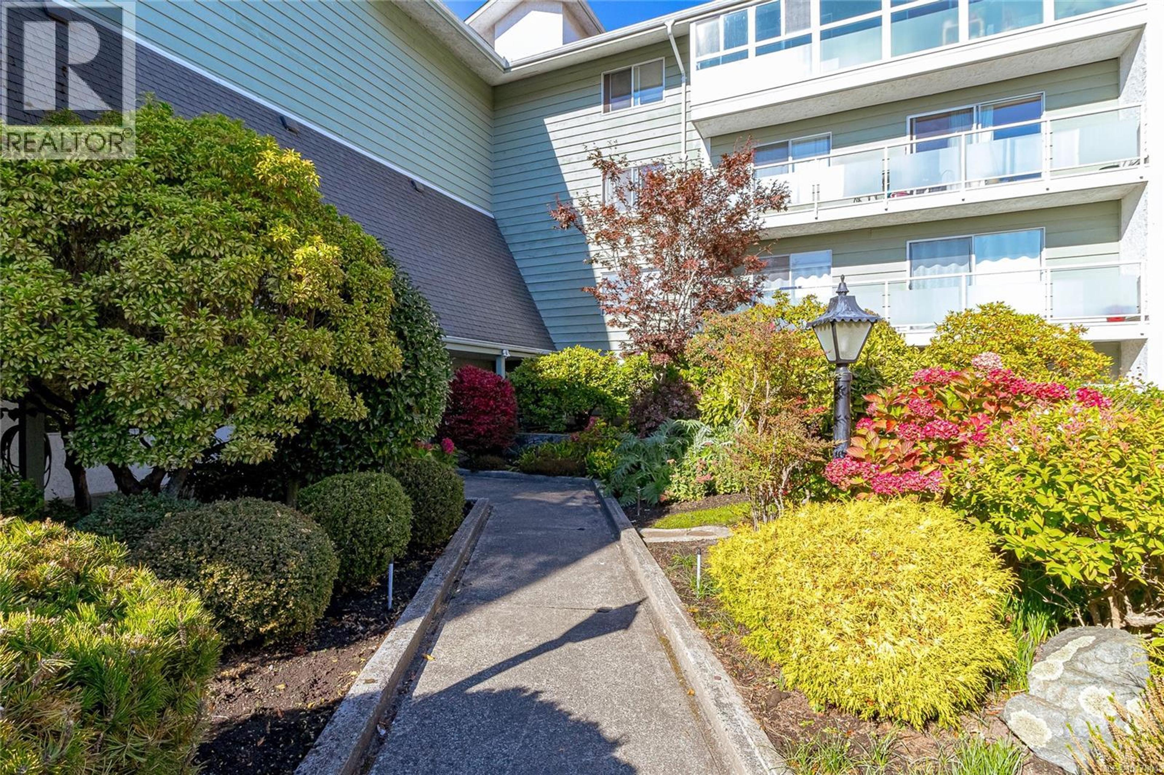 1490 Garnet Rd, Saanich - Exteriors - Photo 2