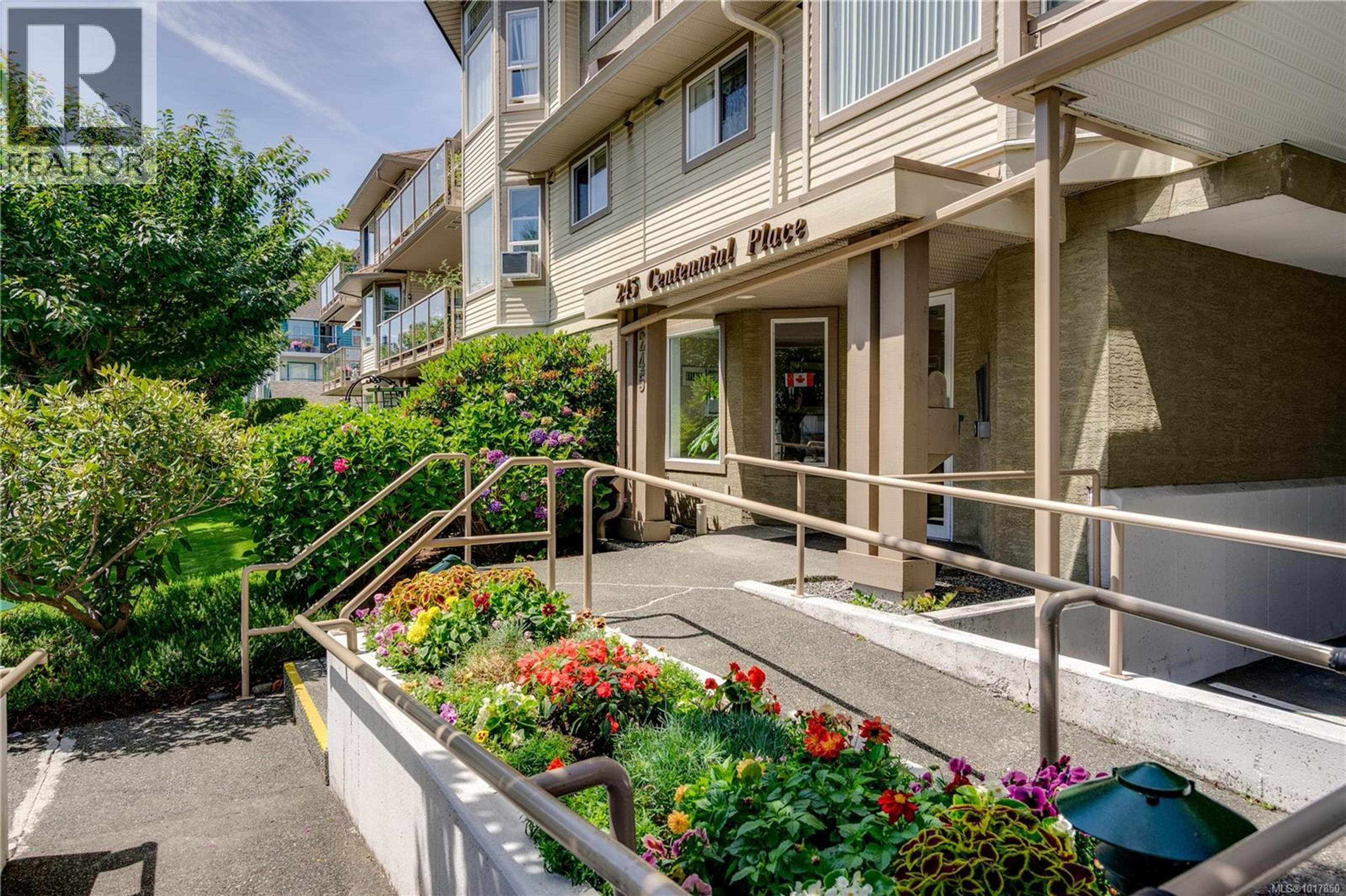 245 First St, Duncan - Exteriors - Photo 2