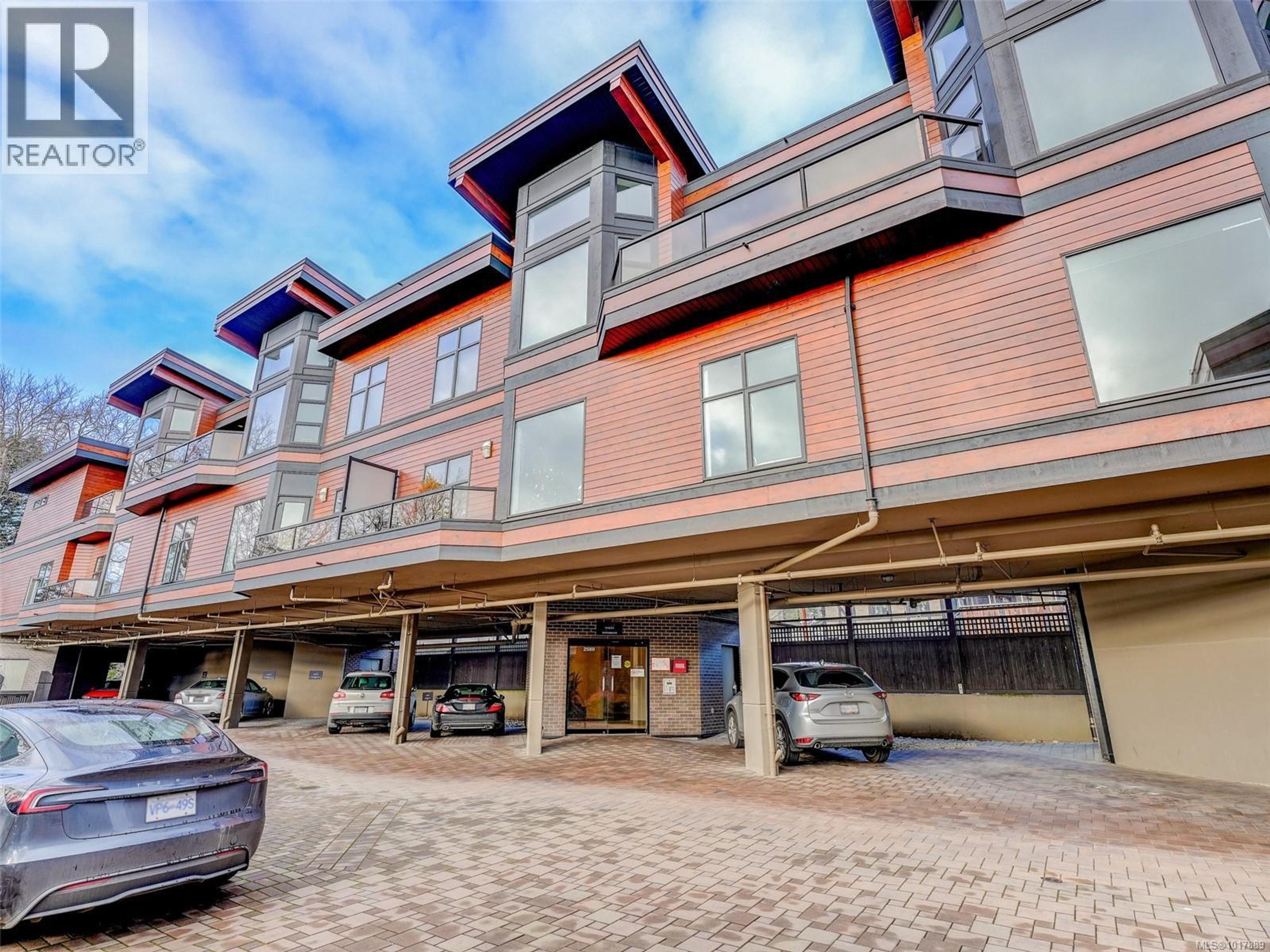 2589 Penrhyn St, Saanich - Exteriors - Photo 2