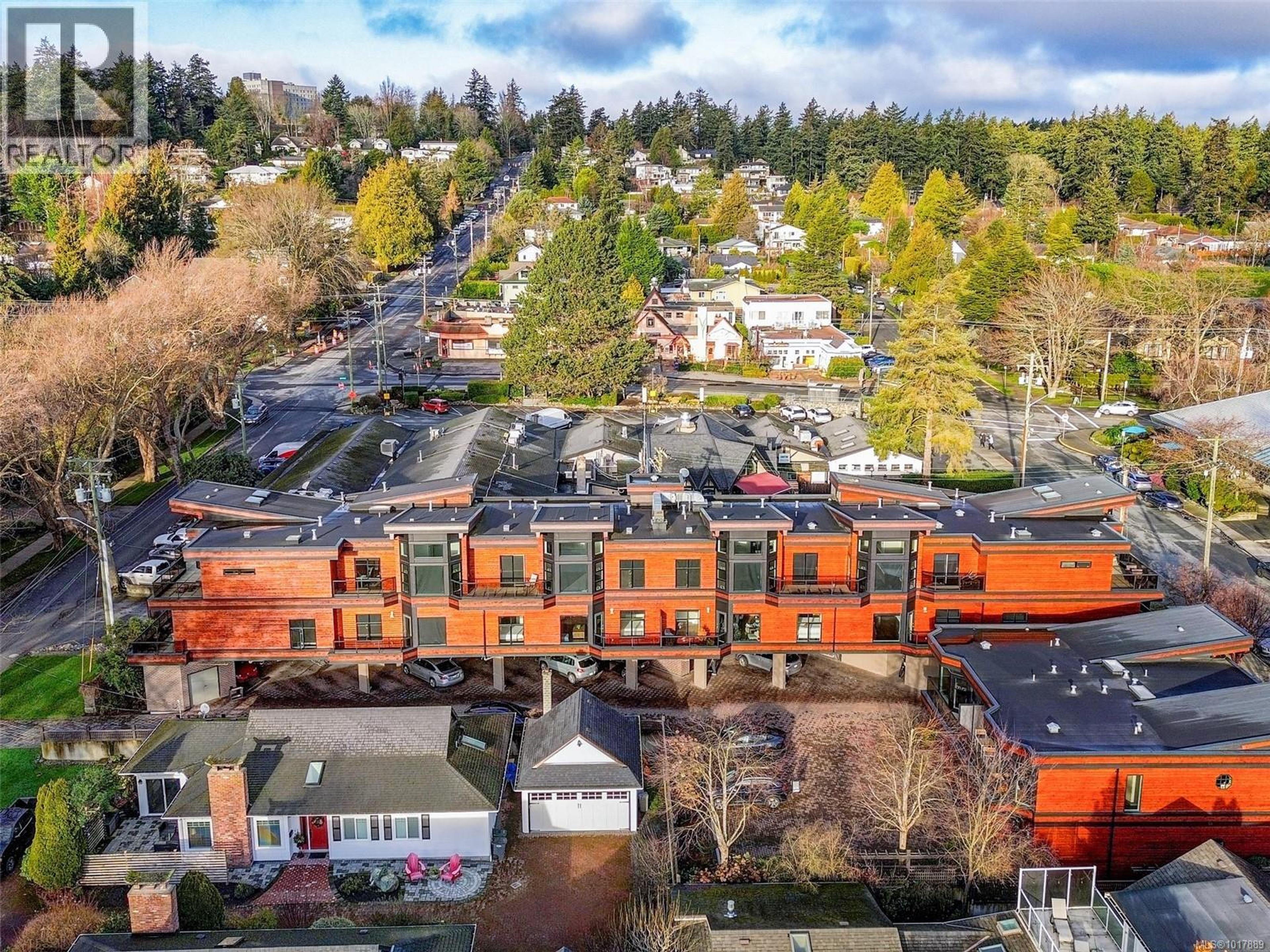 2589 Penrhyn St, Saanich - Exteriors - Full Complex View, Drone/Aerial View - Photo 3