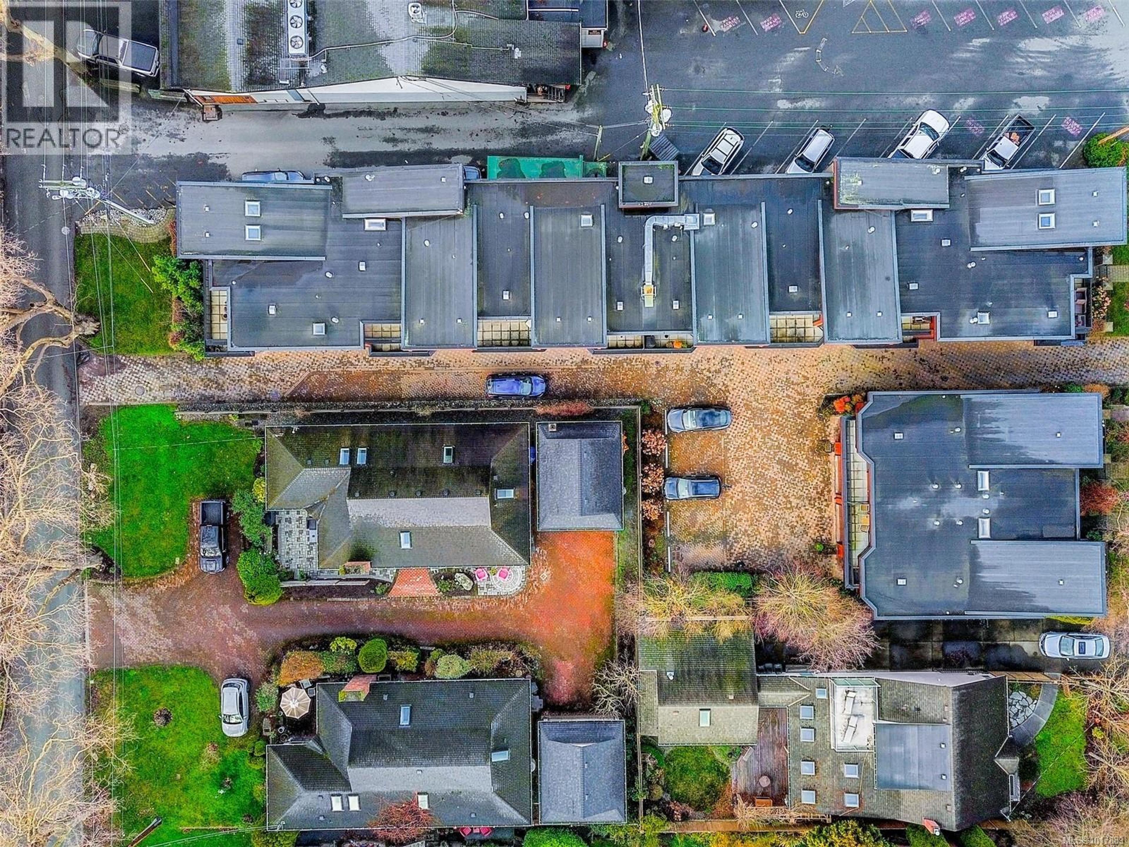 2589 Penrhyn St, Saanich - Exteriors - Full Complex View, Drone/Aerial View - Photo 4