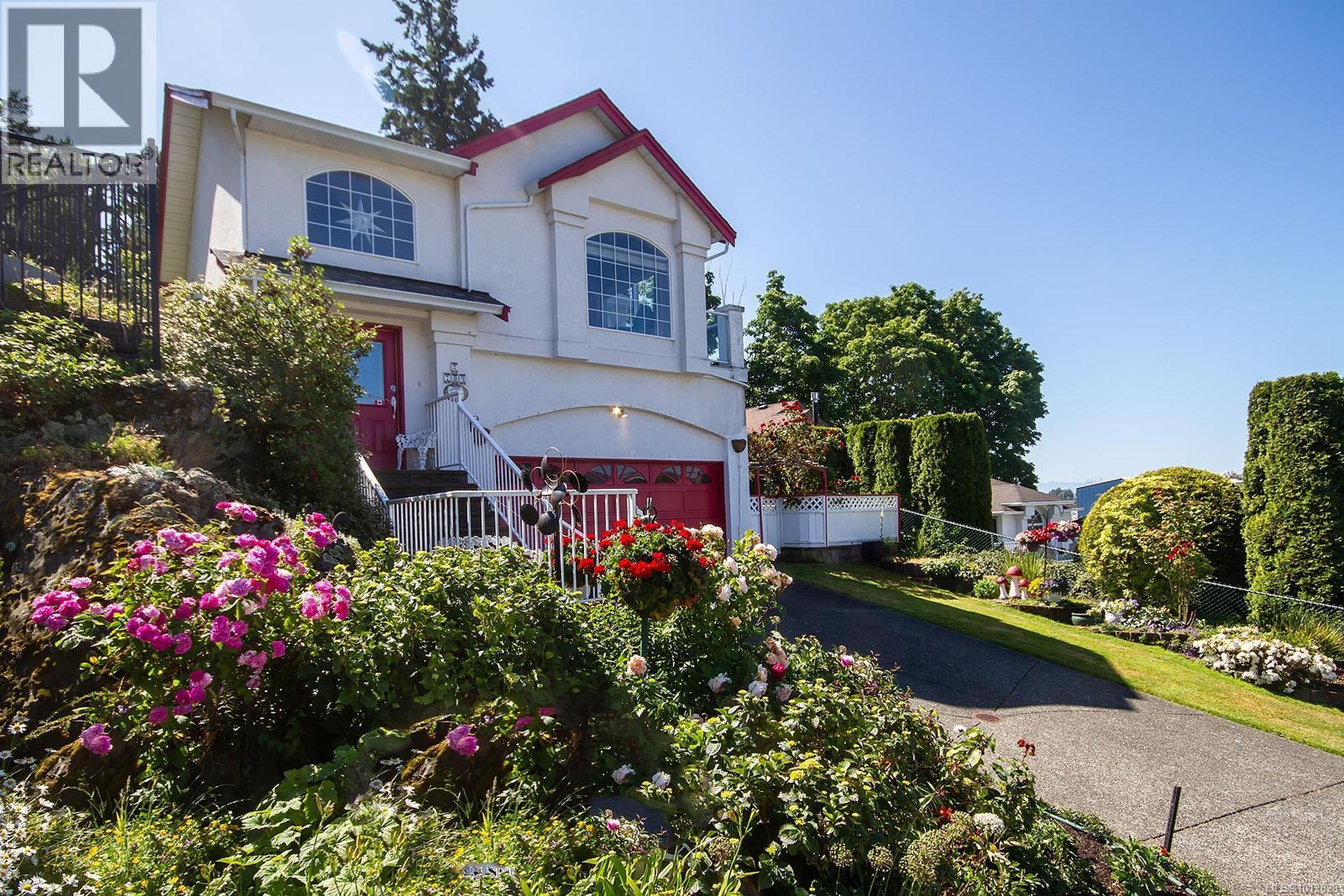 709 Luscombe Pl, Esquimalt - Exteriors - Photo 2