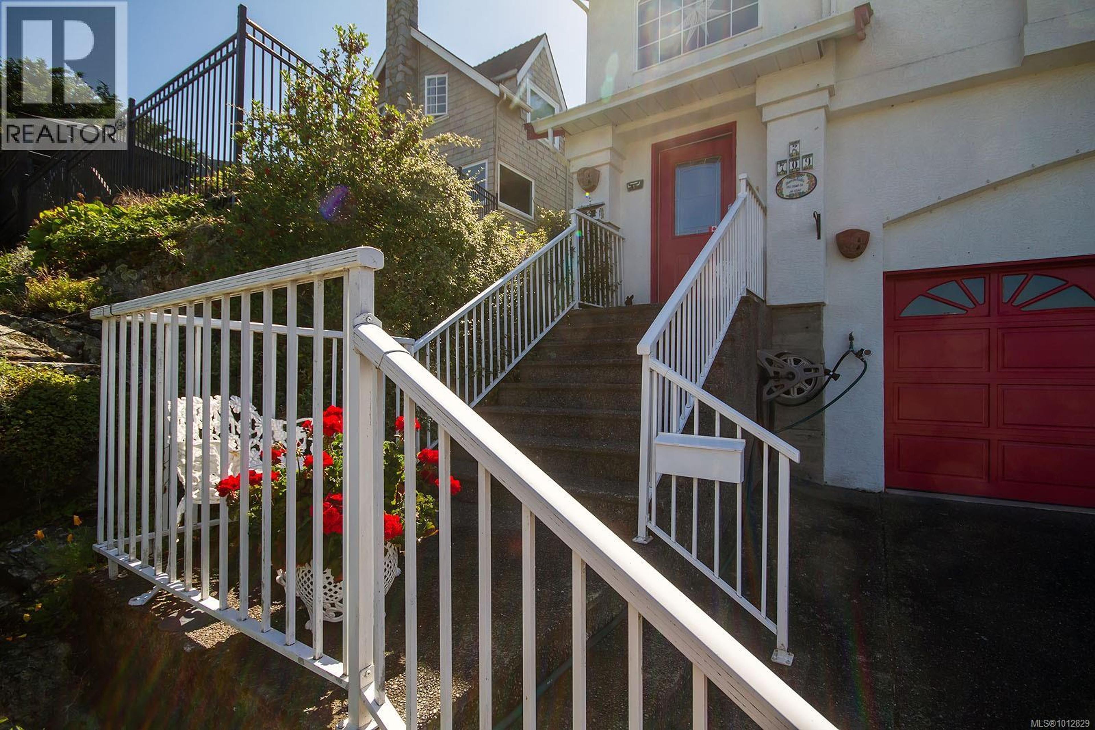 709 Luscombe Pl, Esquimalt - Exteriors - Photo 3