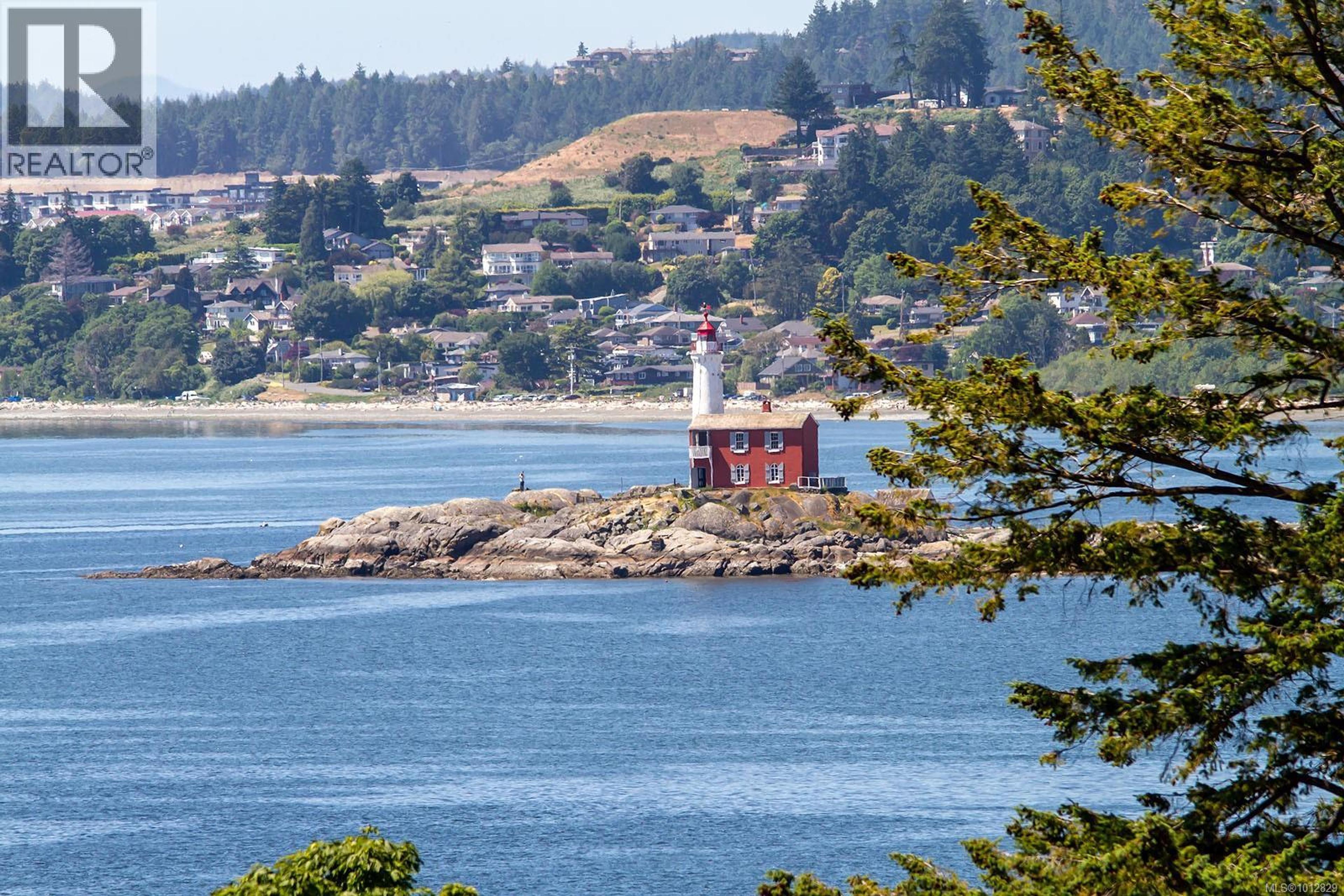 709 Luscombe Pl, Esquimalt - Exteriors - Photo 4