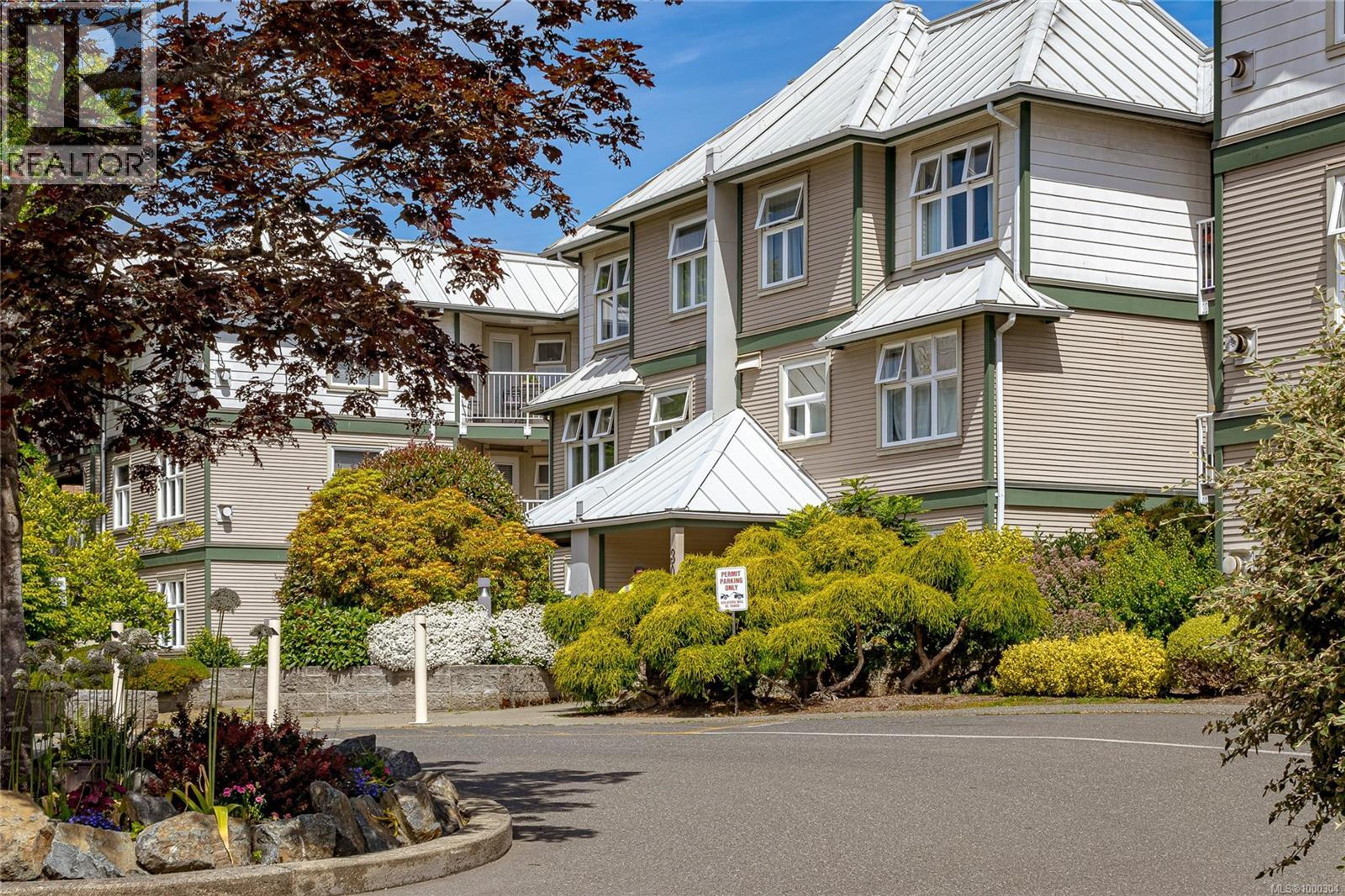 3010 Washington Ave, Victoria - Exteriors - Full Complex View - Photo 3