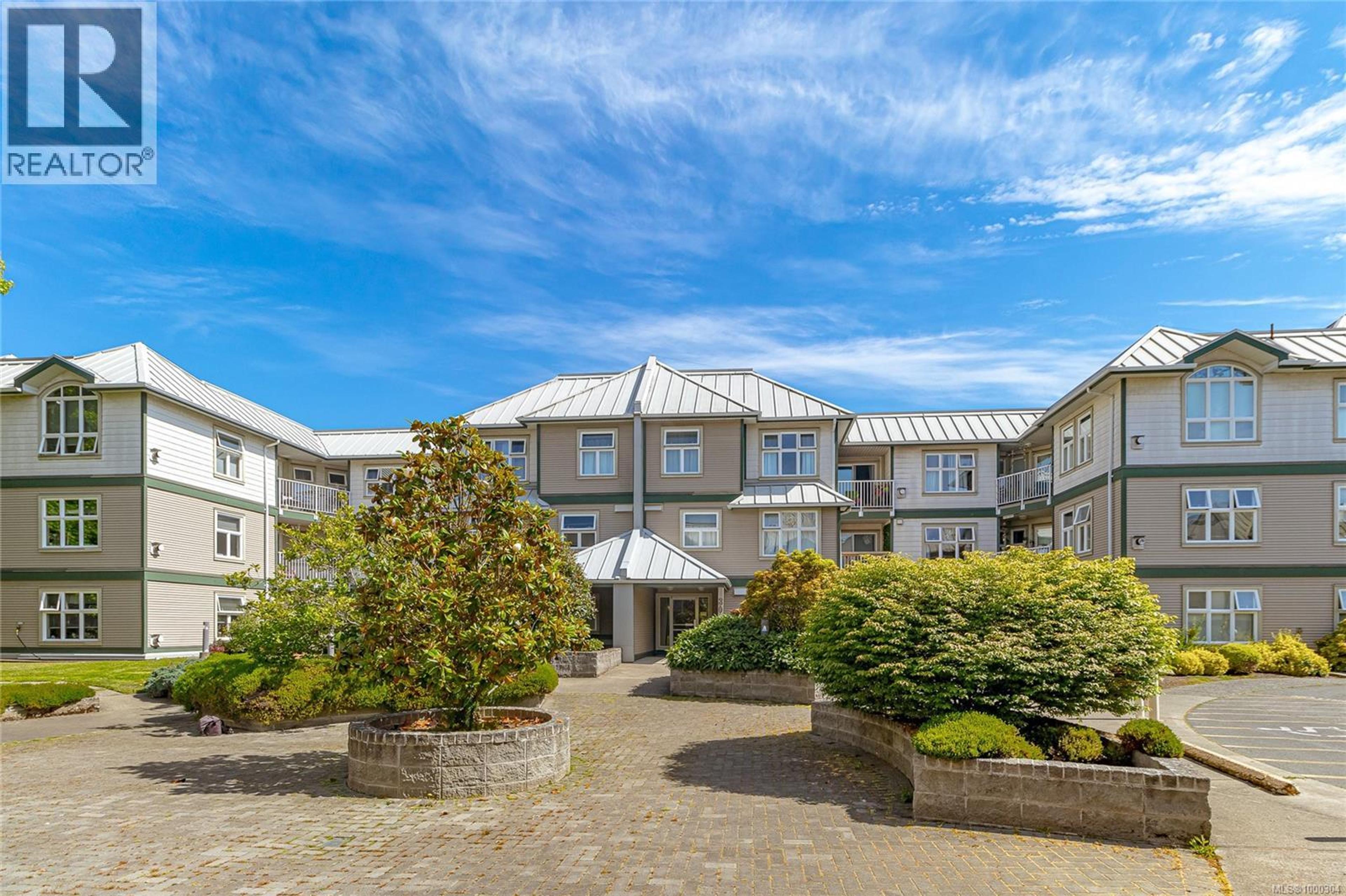 3010 Washington Ave, Victoria - Exteriors - Full Complex View - Photo 4