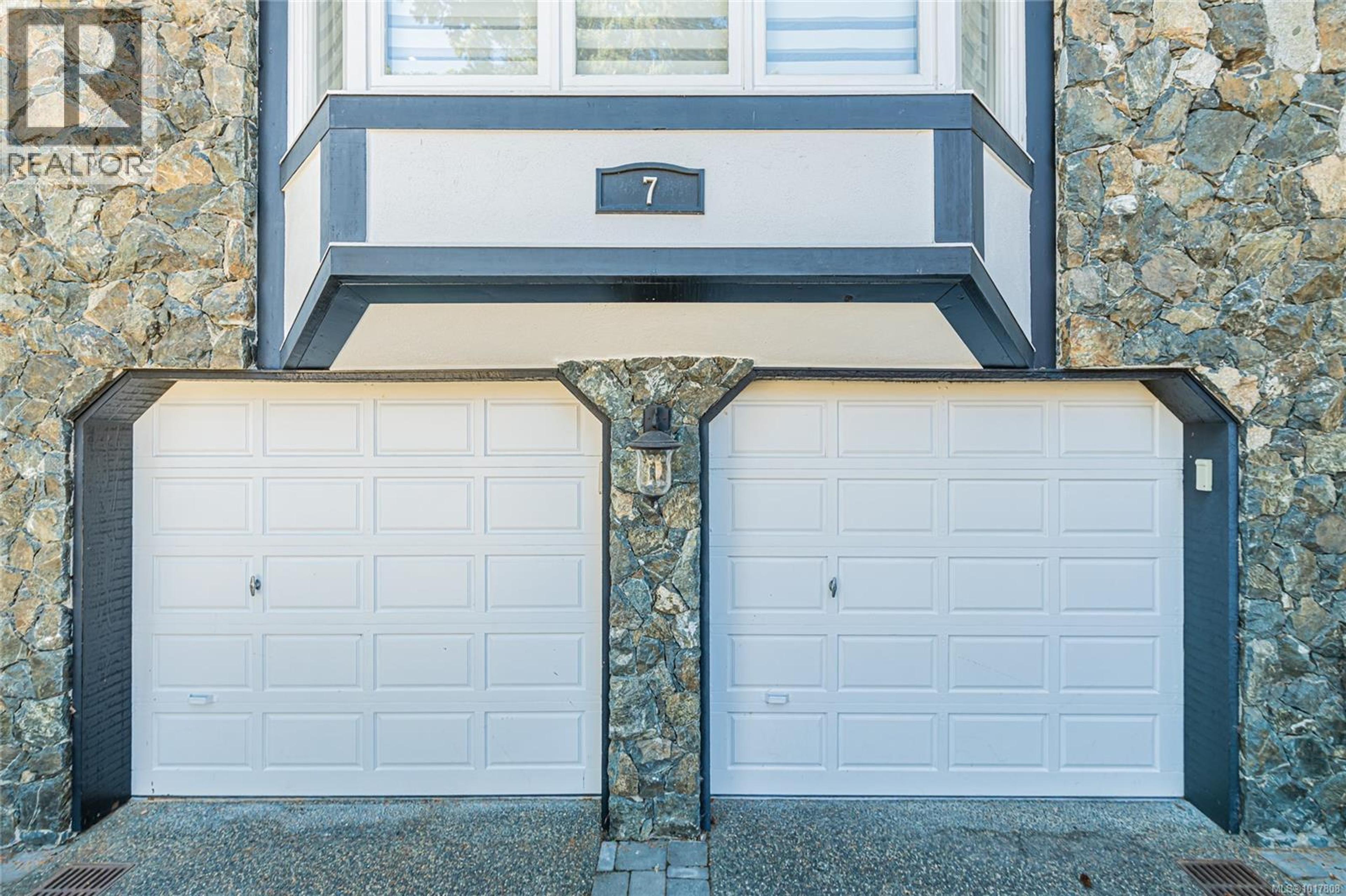 7 Governors Point Rd, View Royal - Exteriors - Photo 2