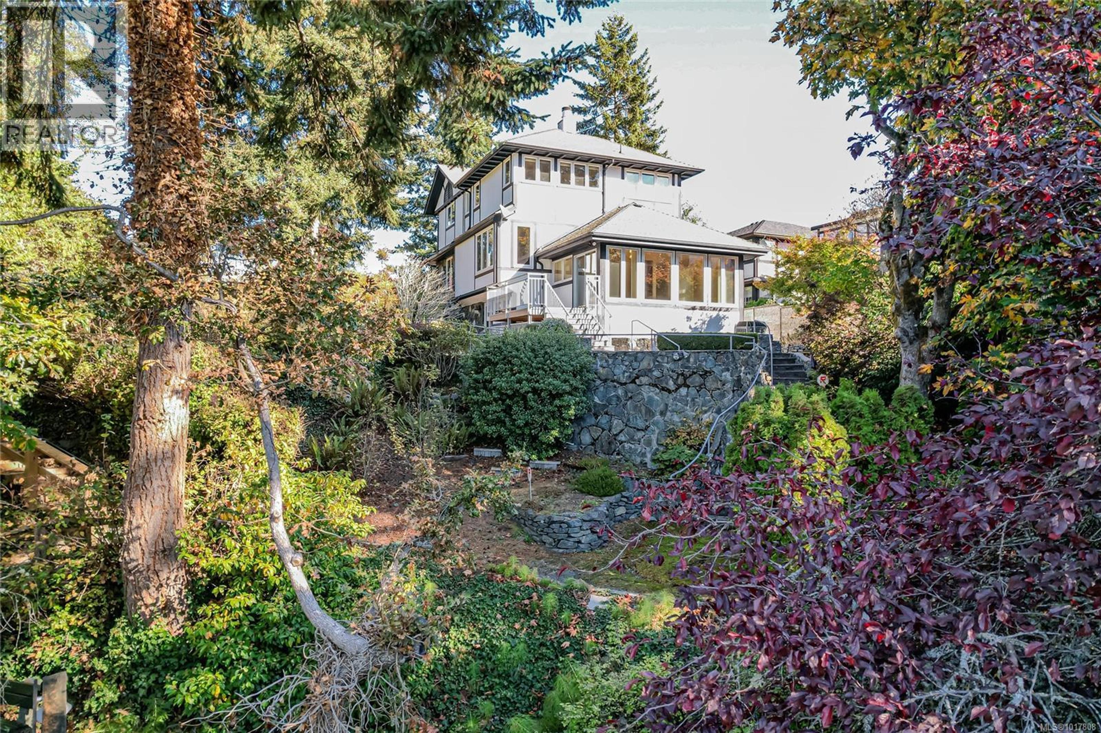 7 Governors Point Rd, View Royal - Exteriors - Photo 5