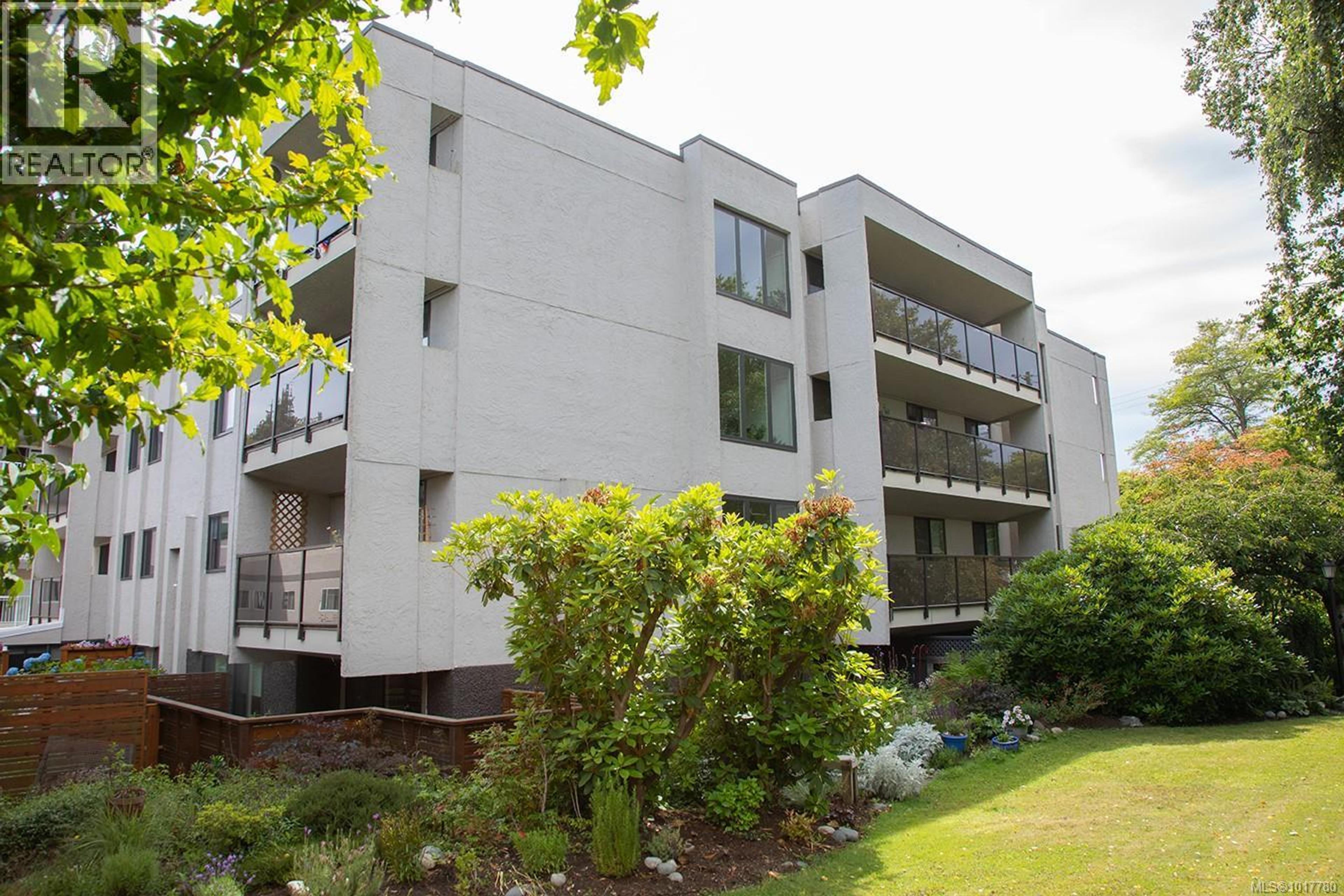 1151 Oscar St, Victoria - Exteriors - Photo 4