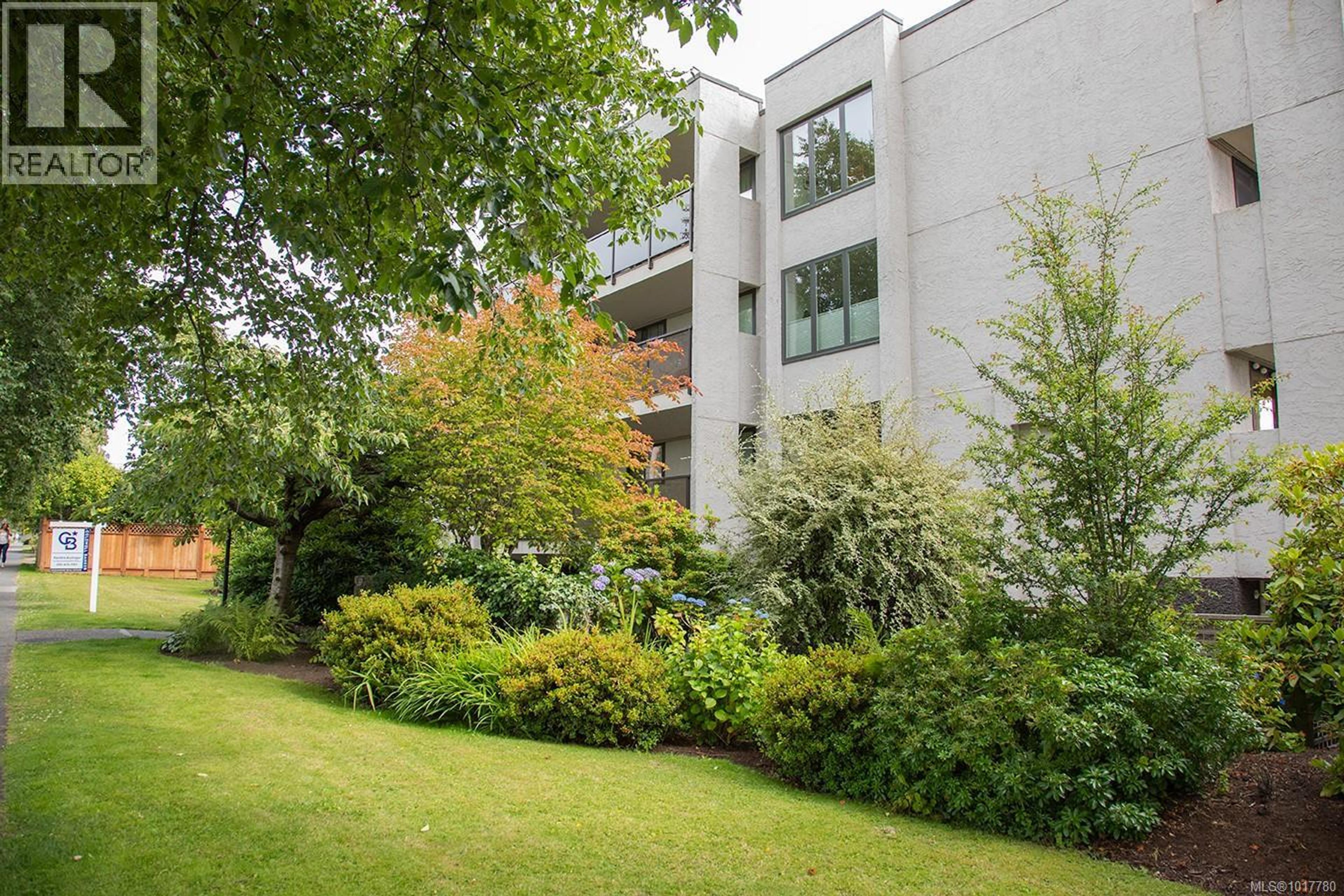 1151 Oscar St, Victoria - Exteriors - Photo 3