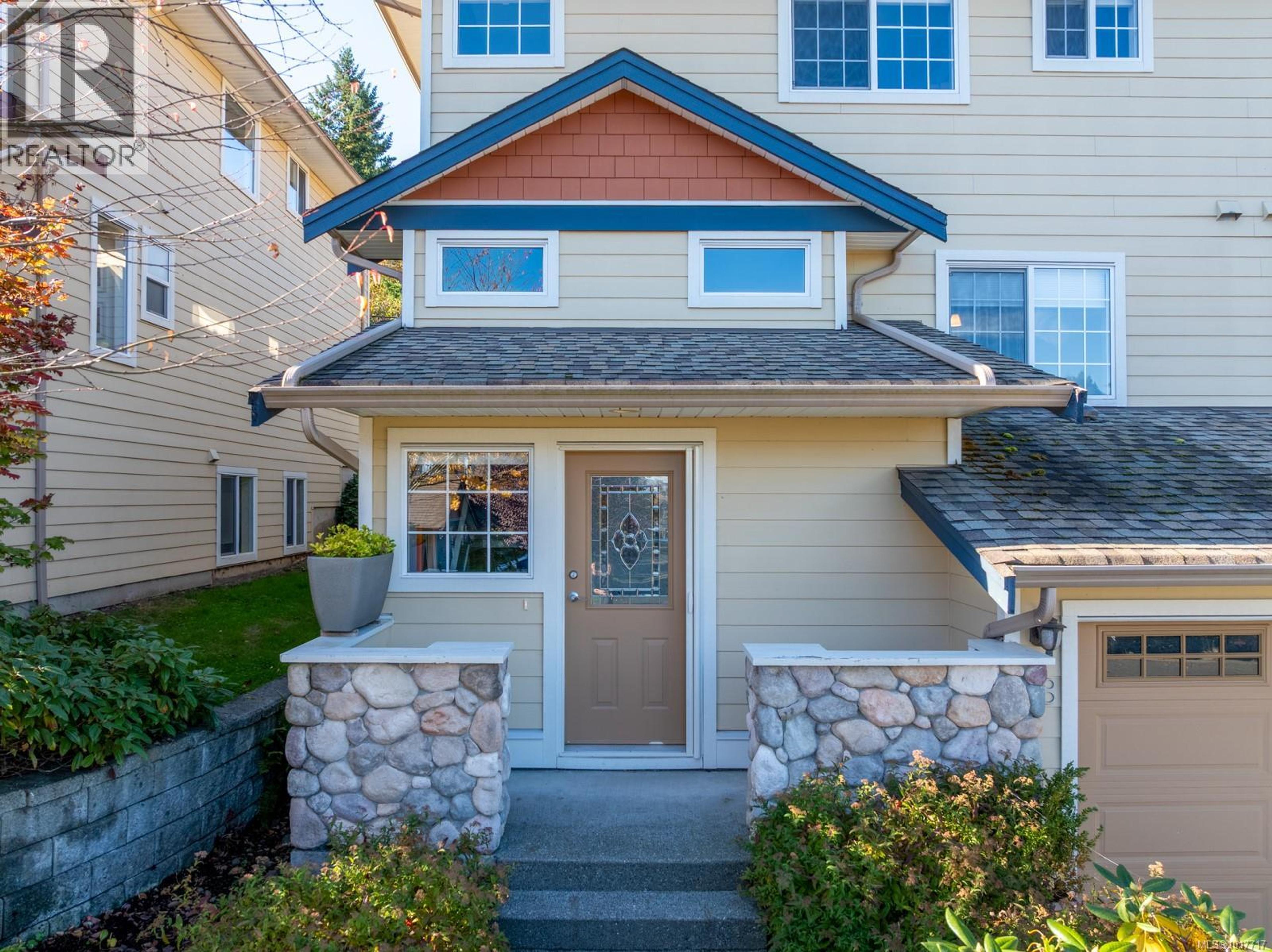 2728 1st St, Courtenay - Exteriors - Photo 1