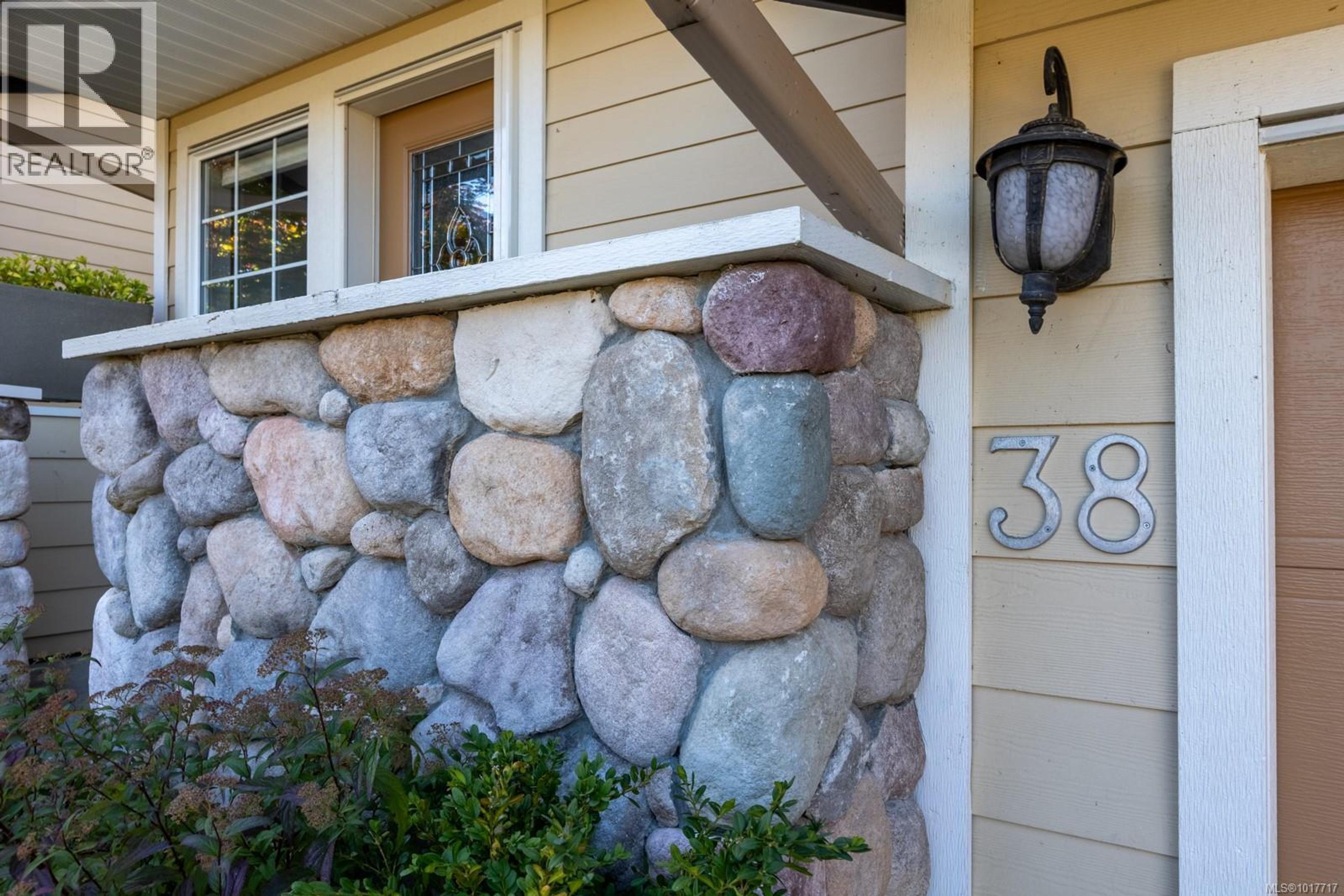 2728 1st St, Courtenay - Exteriors - Photo 6