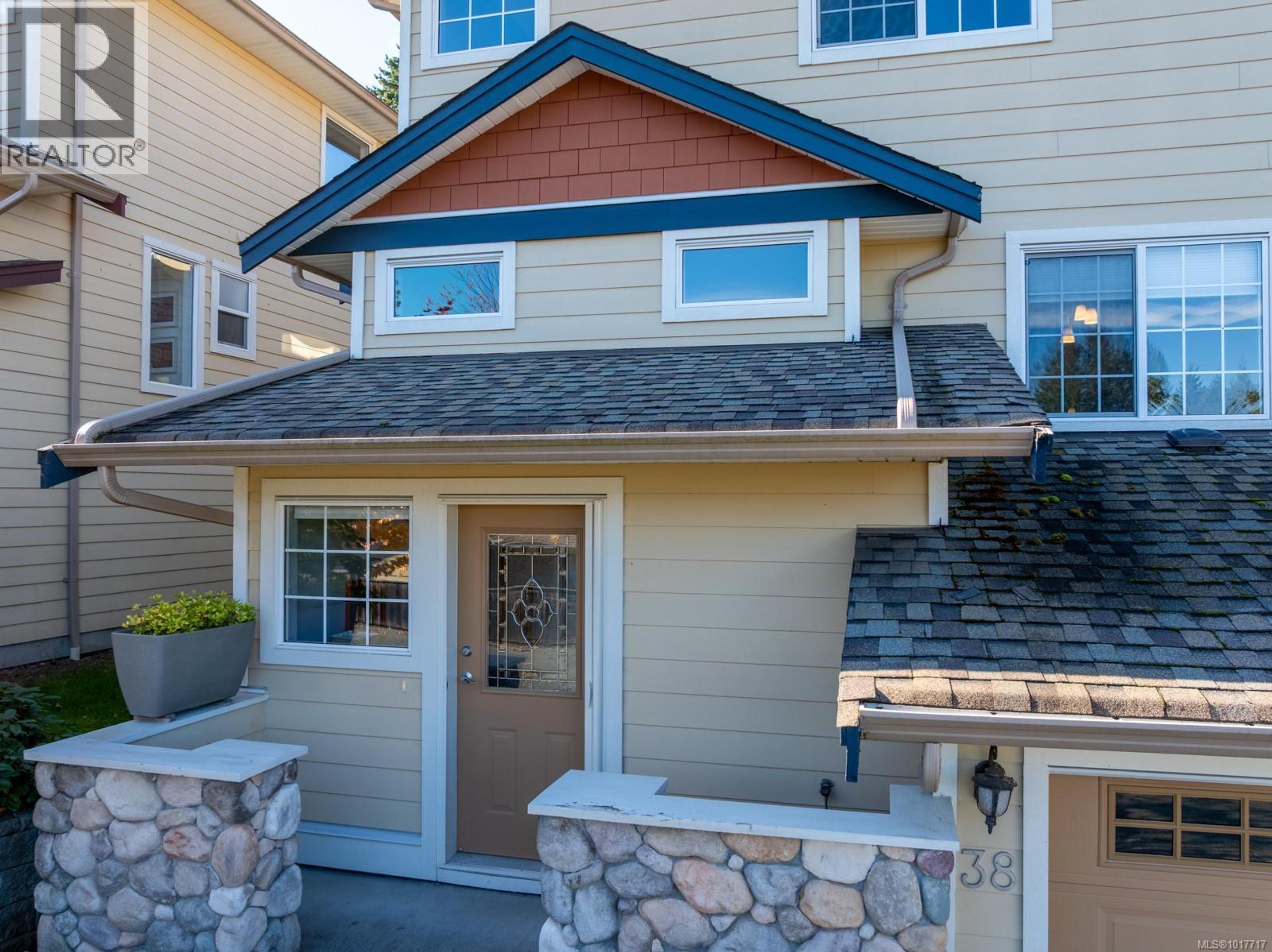 2728 1st St, Courtenay - Exteriors - Photo 7