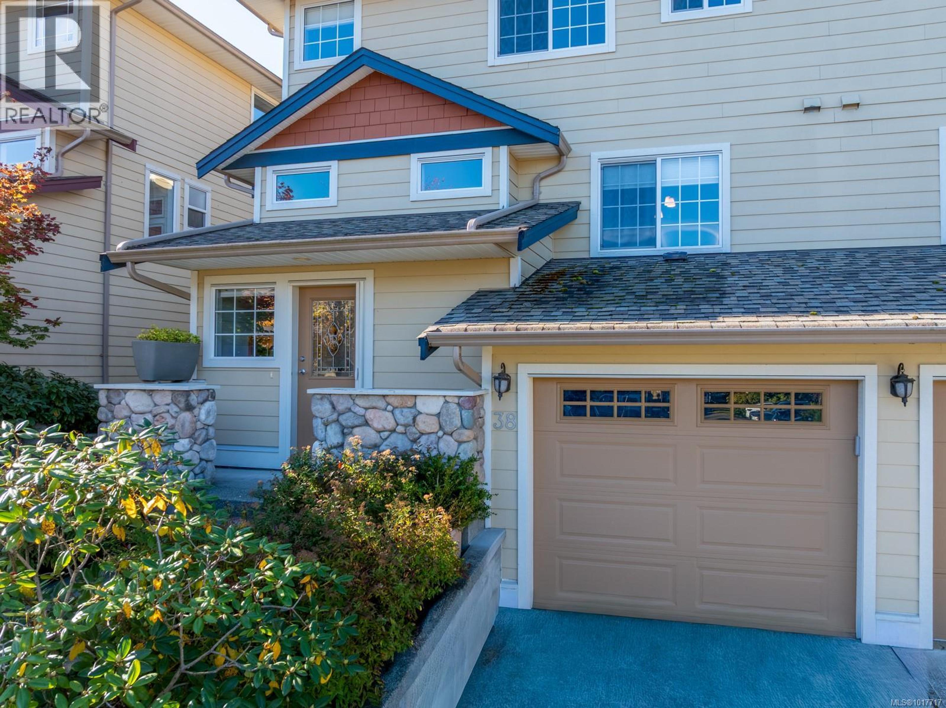 2728 1st St, Courtenay - Exteriors - Photo 8