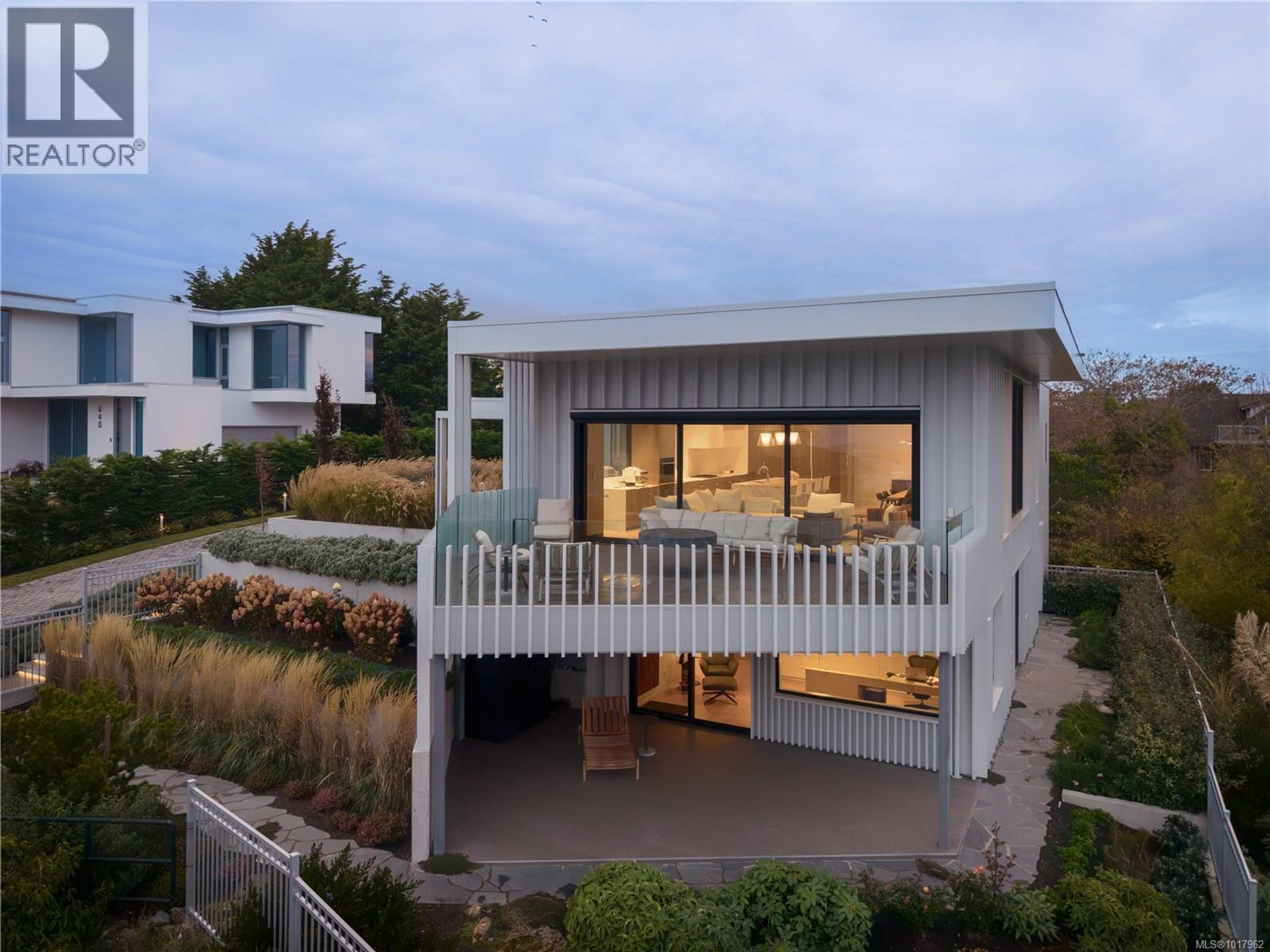 642 Beach Dr, Oak Bay - Exteriors - Photo 2