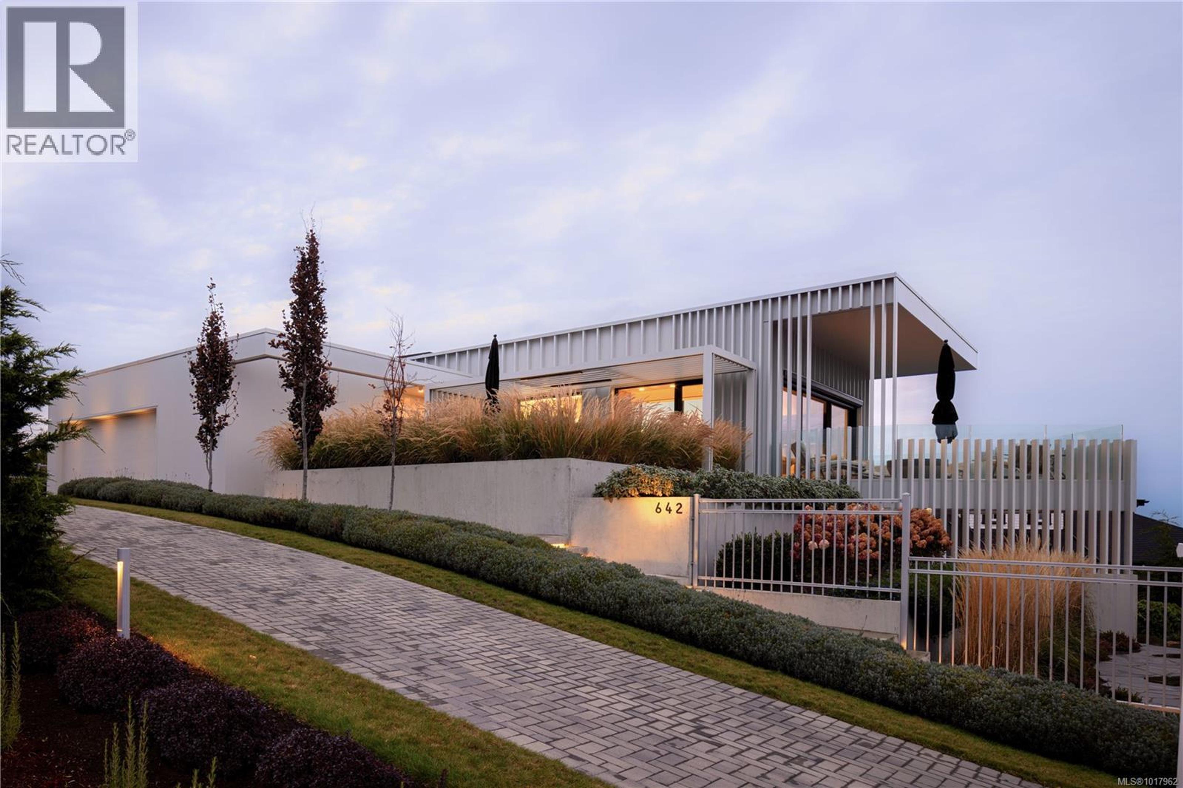 642 Beach Dr, Oak Bay - Exteriors - Photo 3