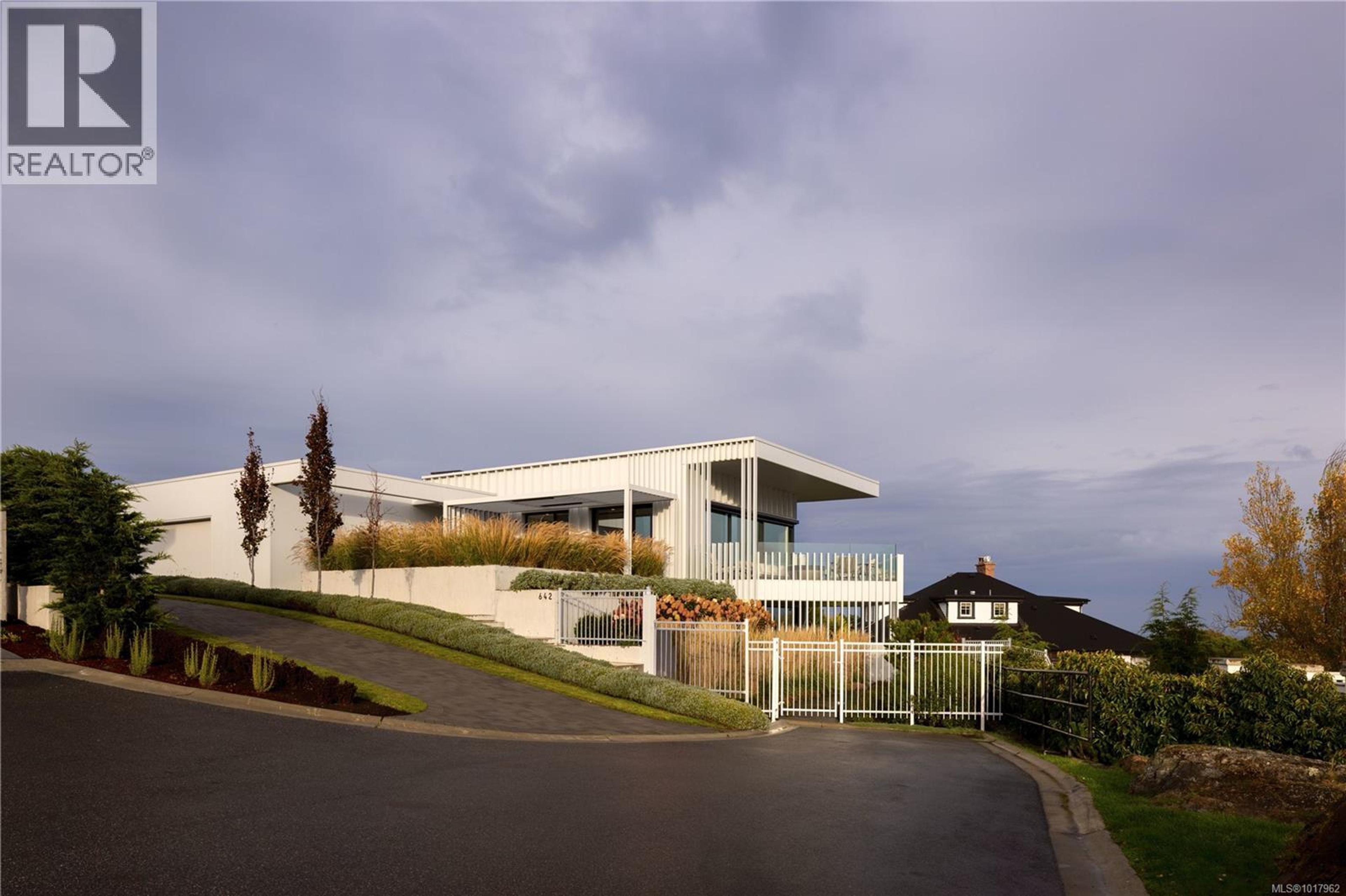 642 Beach Dr, Oak Bay - Exteriors - Photo 4