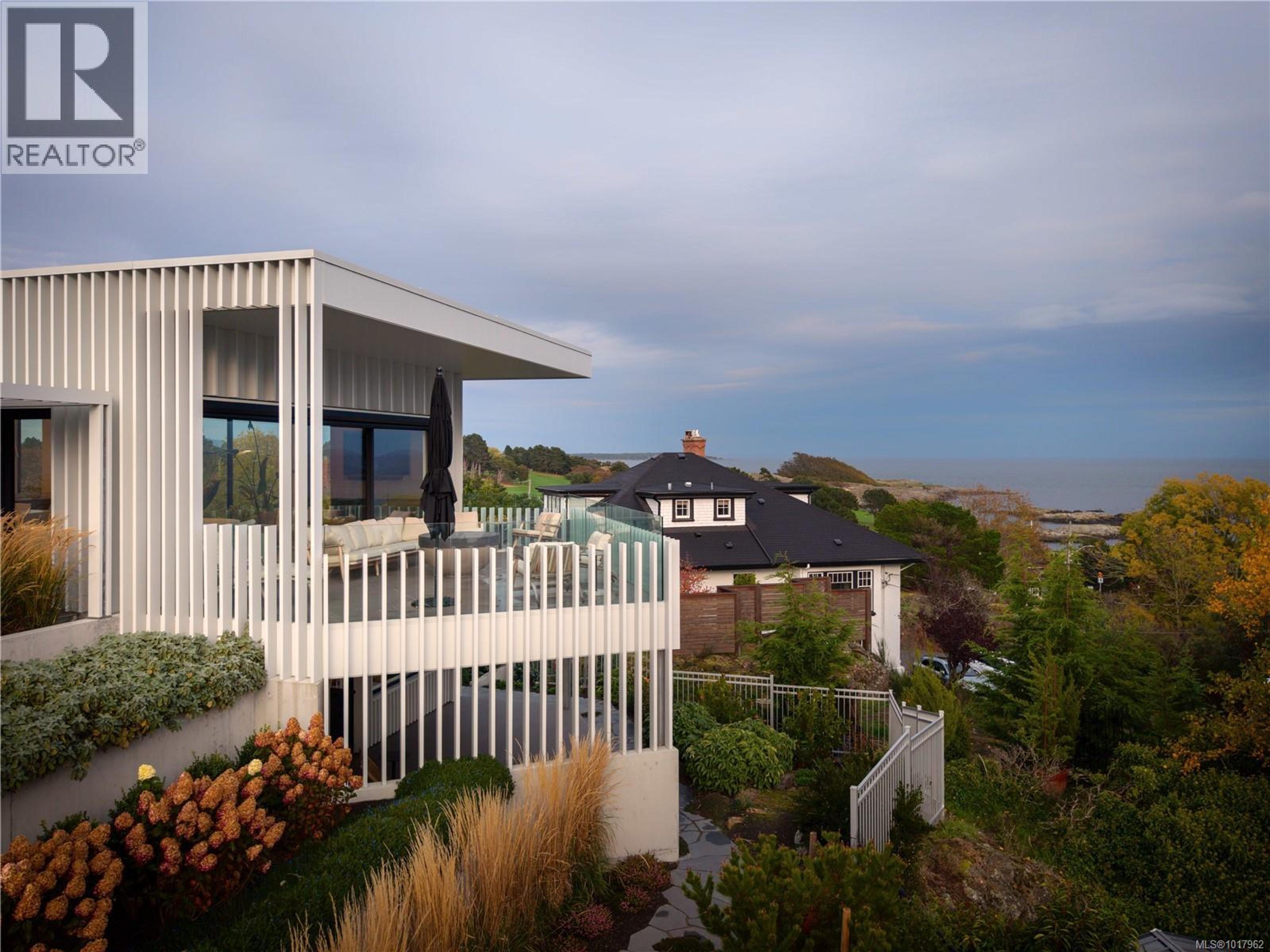 642 Beach Dr, Oak Bay - Exteriors - Photo 5