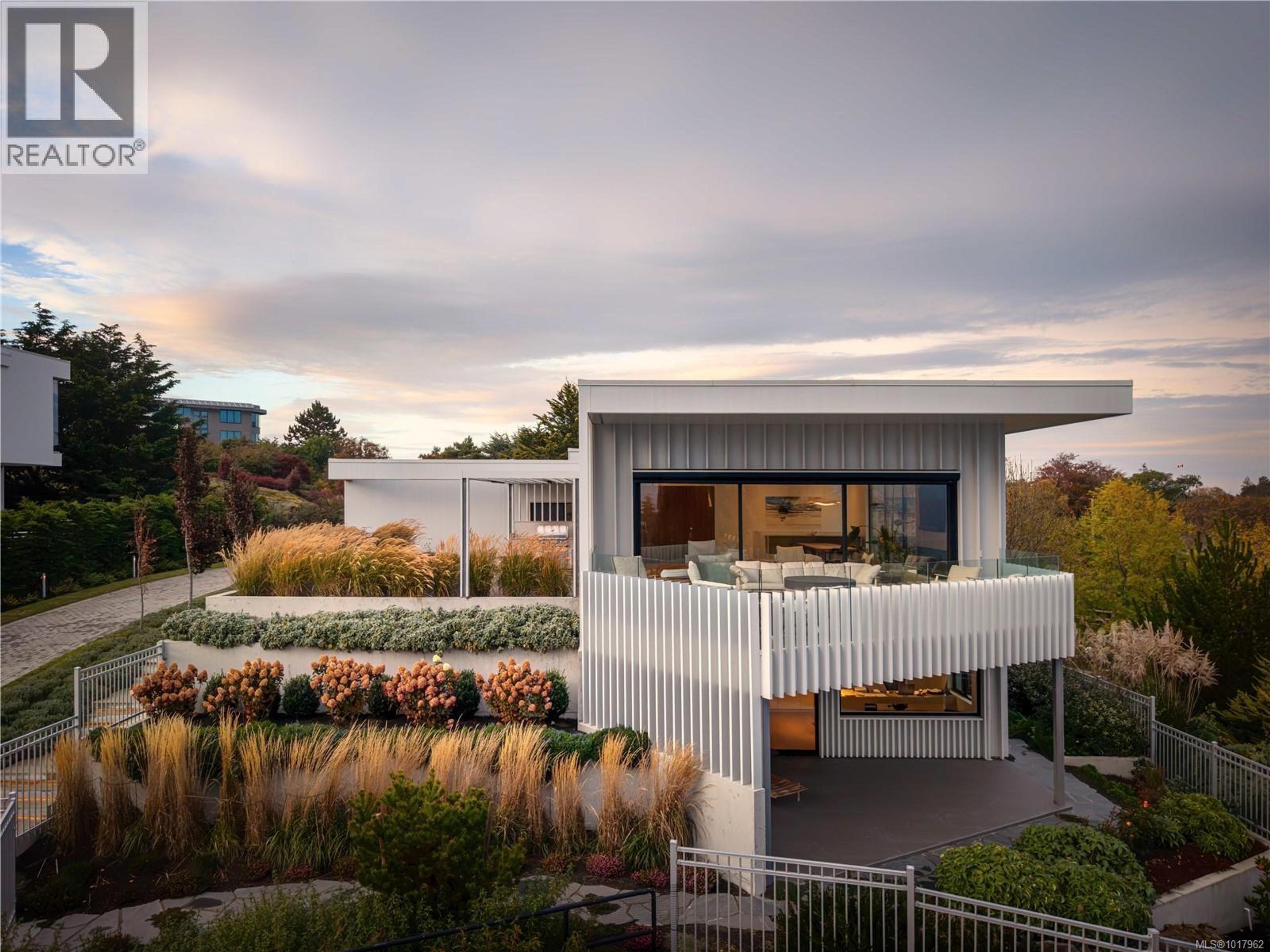 642 Beach Dr, Oak Bay - Exteriors - Drone/Aerial View - Photo 10