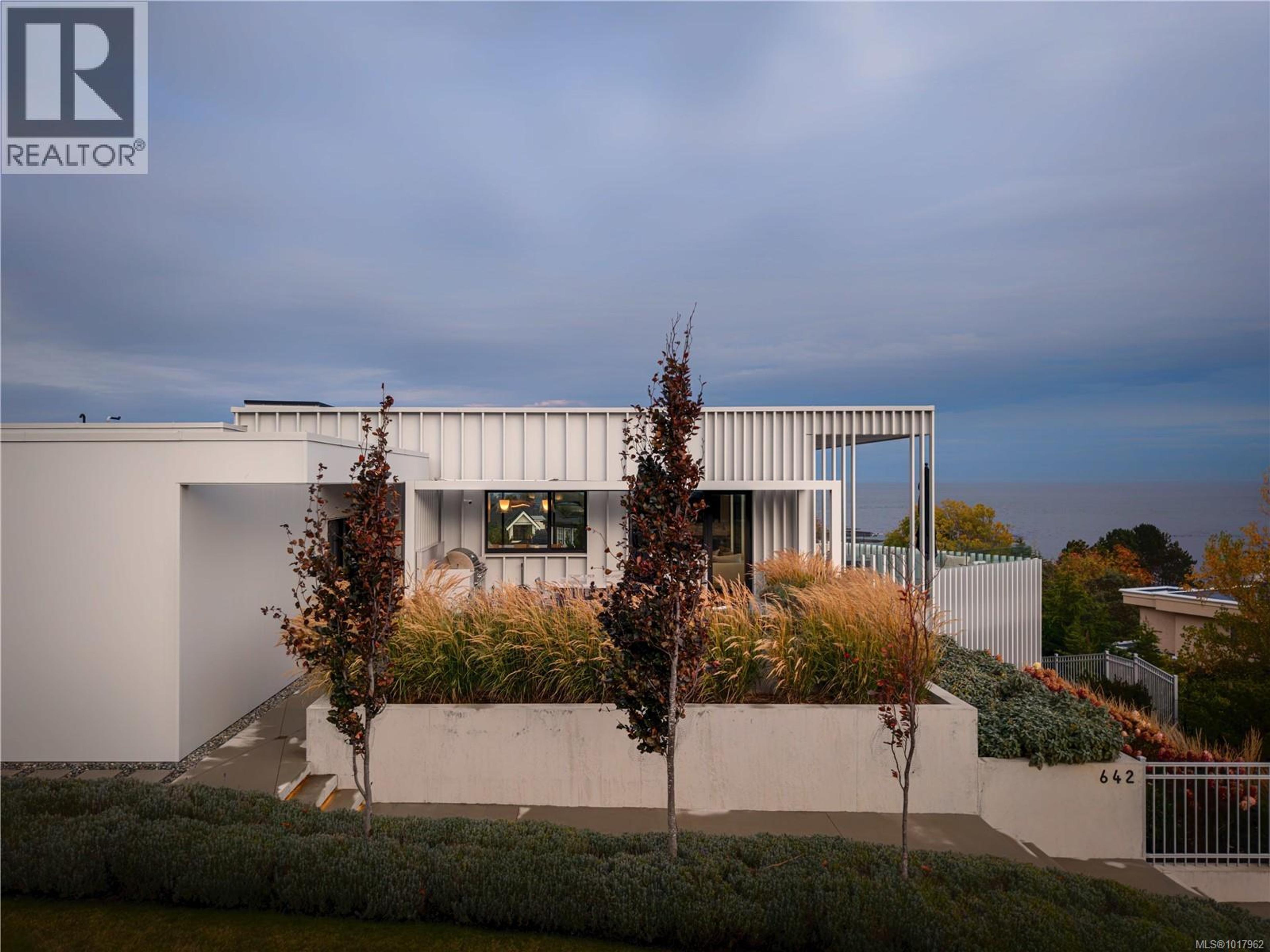 642 Beach Dr, Oak Bay - Exteriors - Photo 14