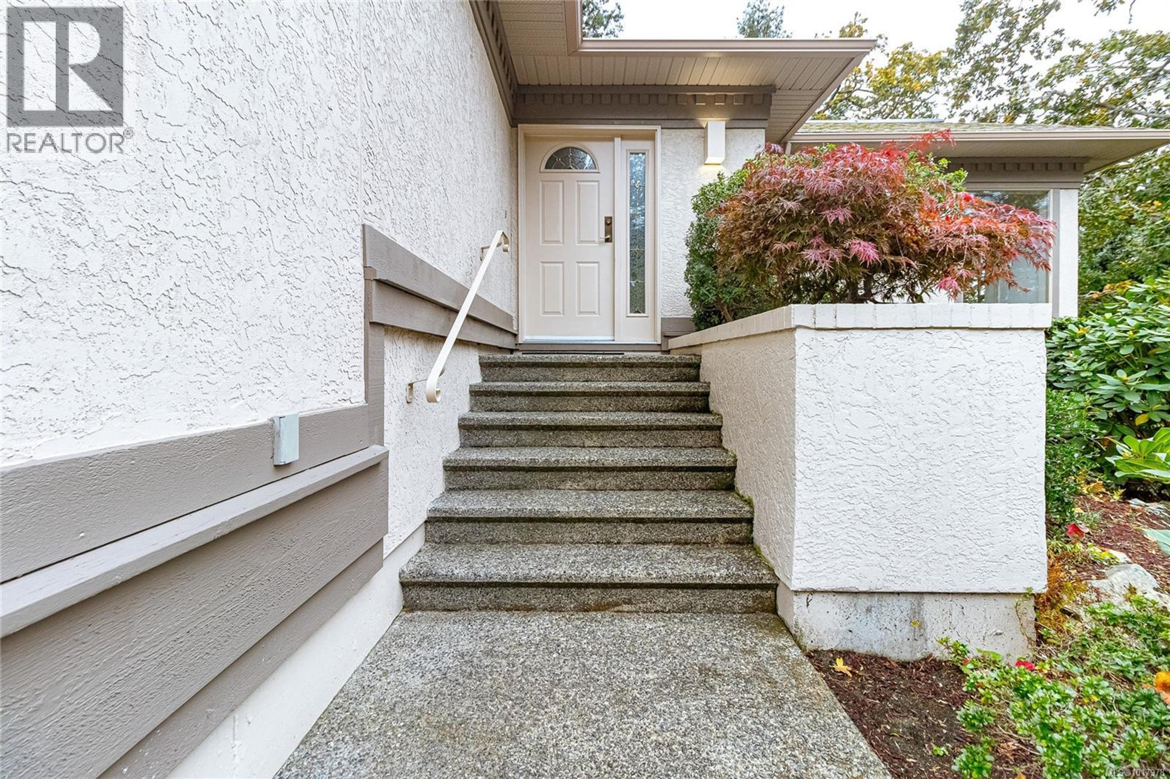 4300 Stoneywood Lane, Saanich - Exteriors - Photo 9