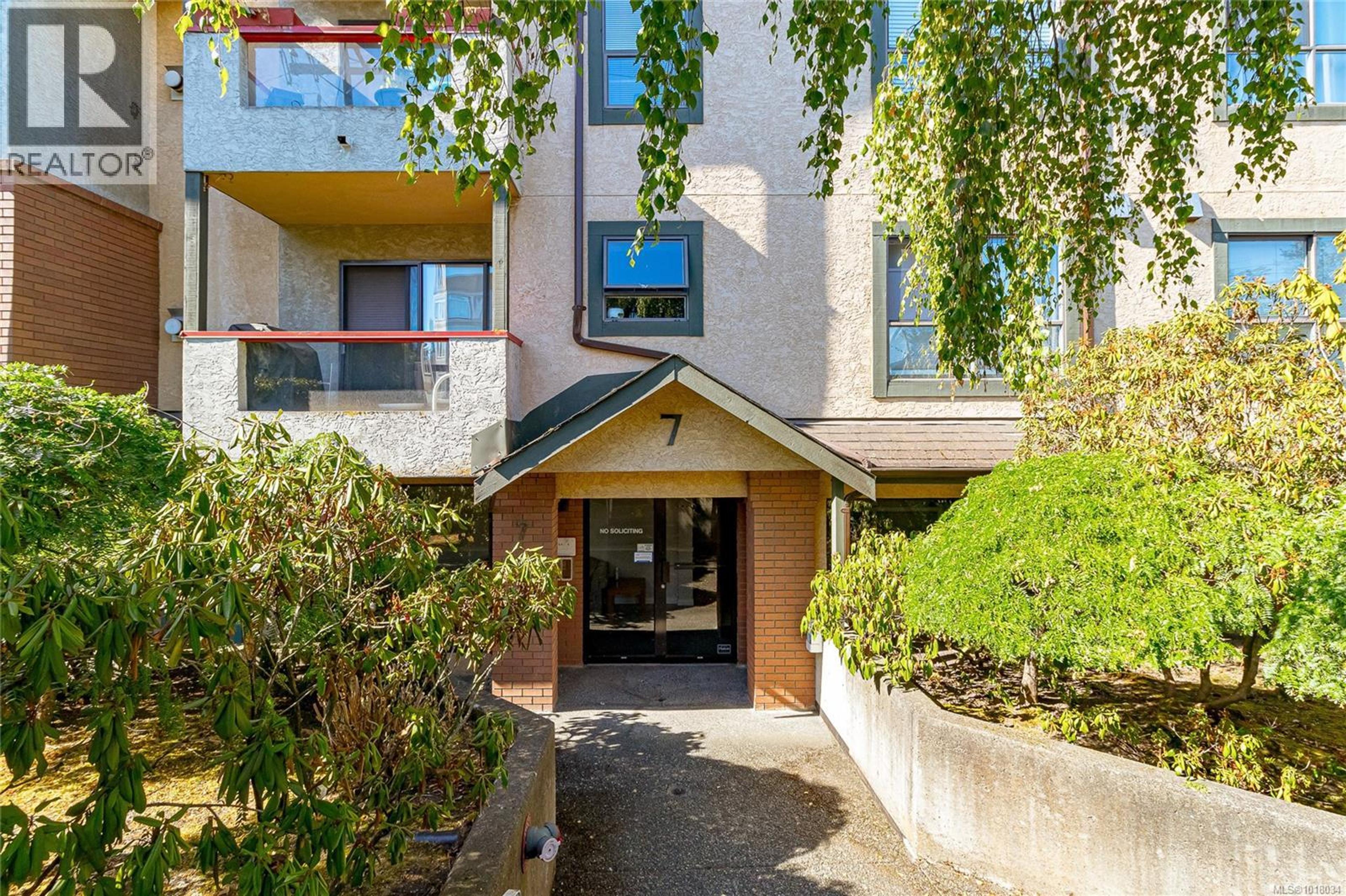 7 Gorge Rd W, Saanich - Exteriors - Photo 3