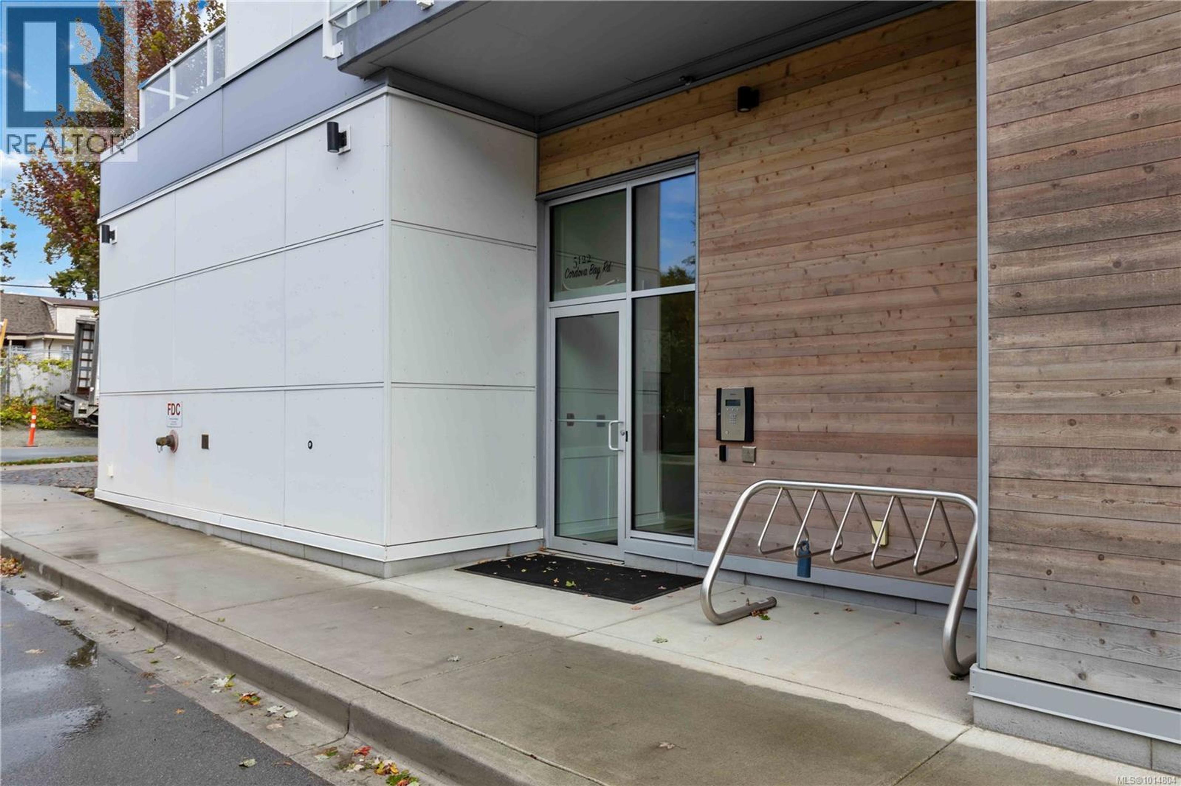 5122 Cordova Bay Rd, Saanich - Exteriors - Photo 2