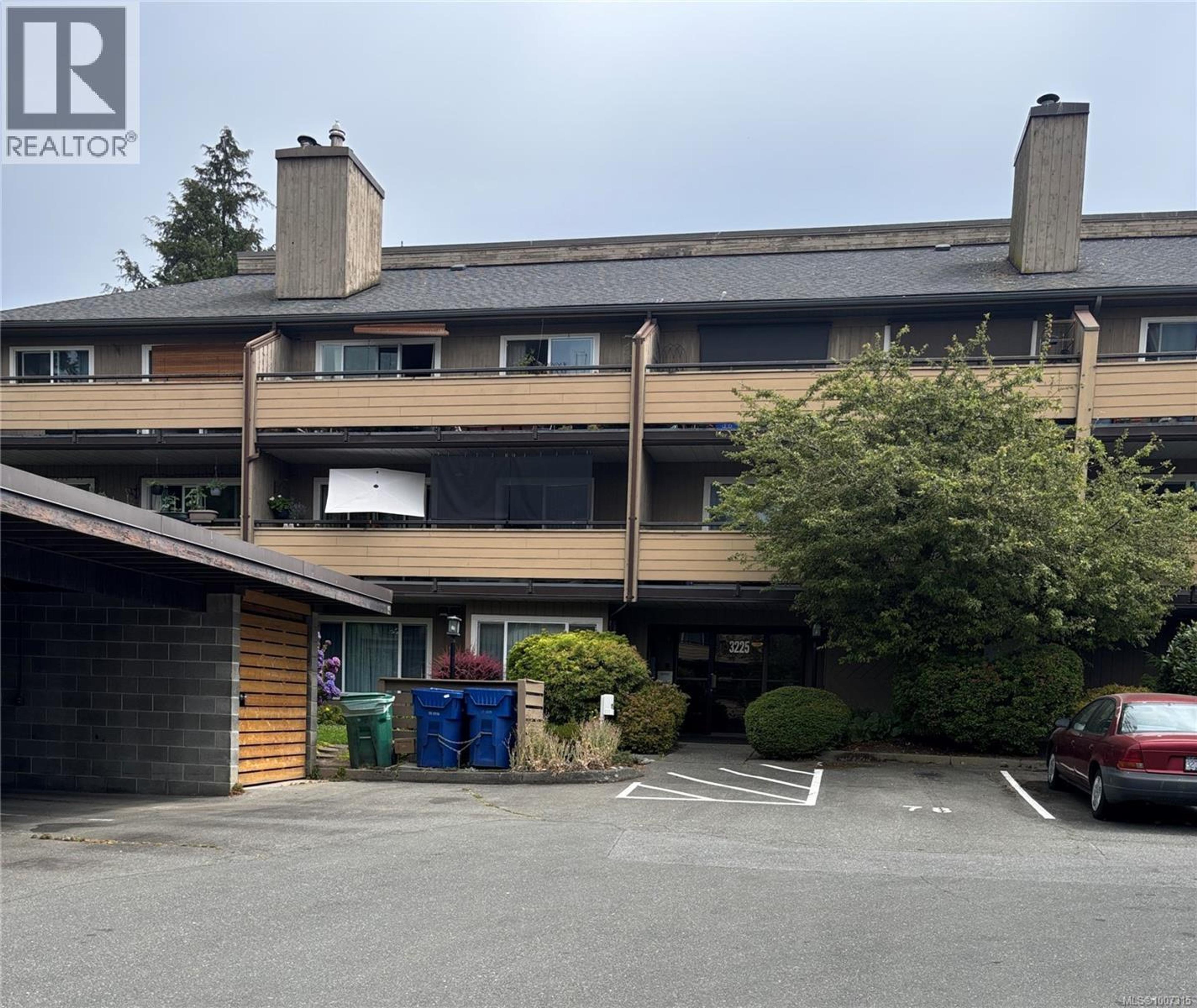 3215 Alder St, Saanich - Exteriors - Full Complex View - Photo 2