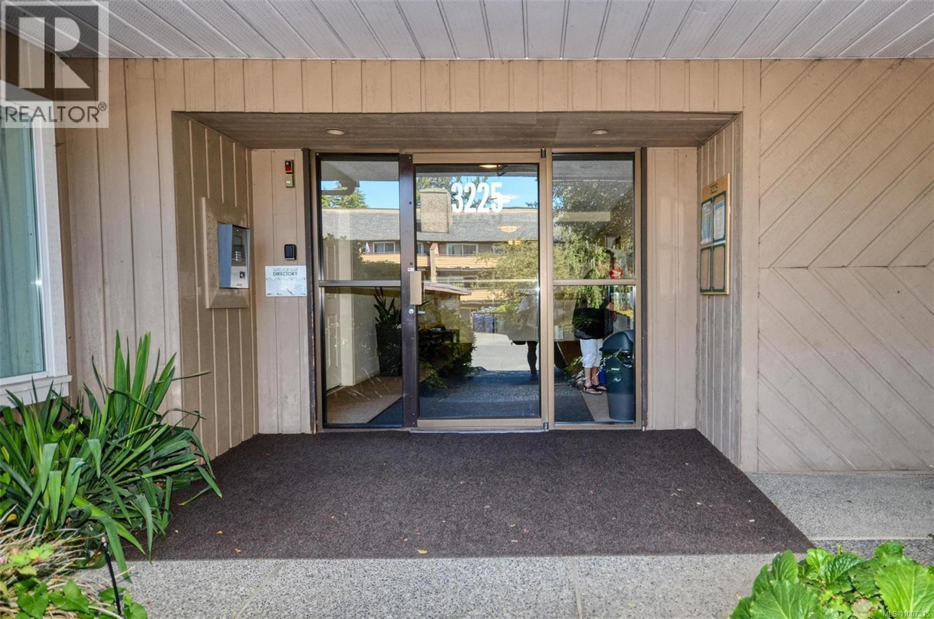 3215 Alder St, Saanich - Exteriors - Photo 3