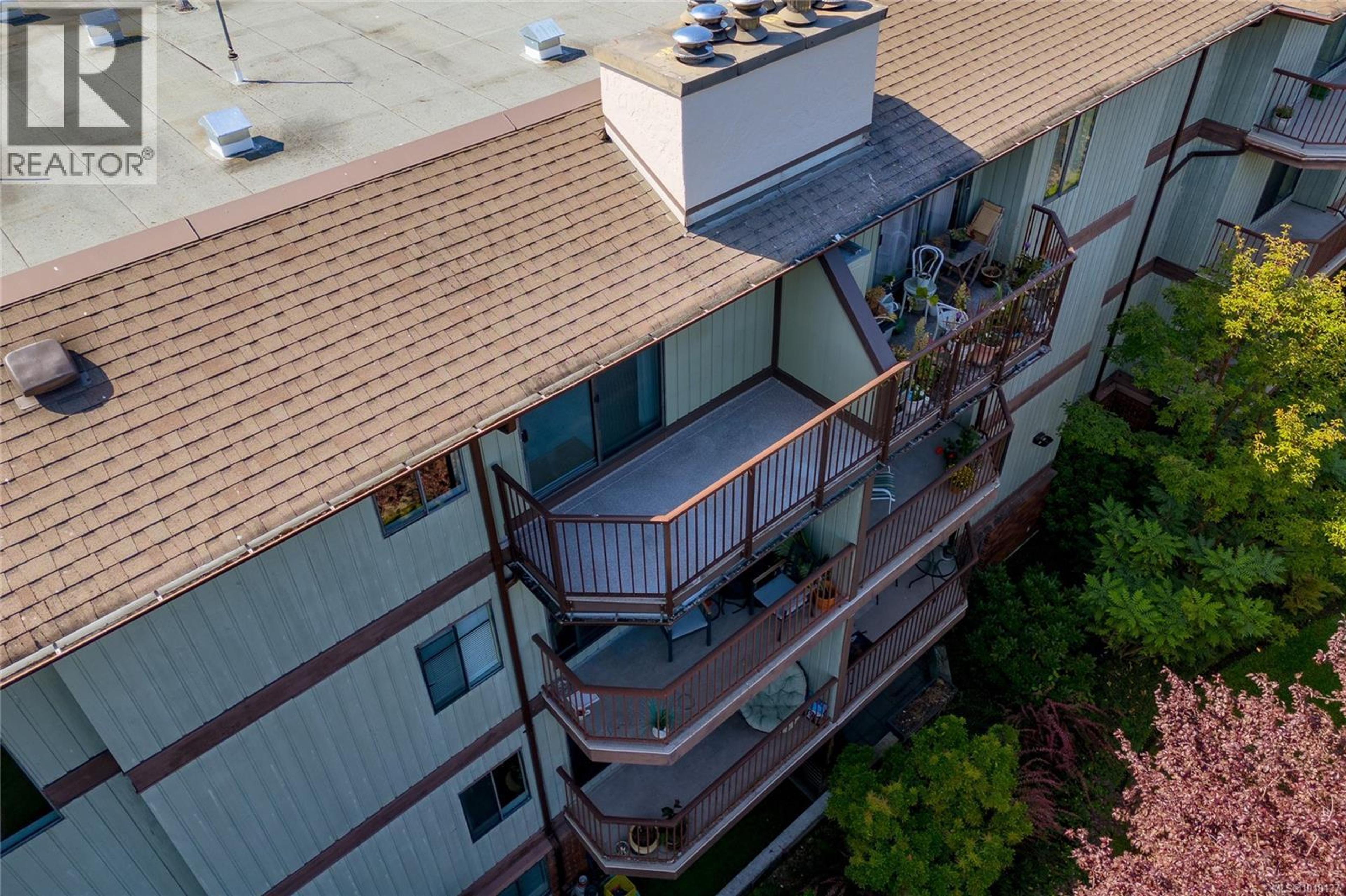 1655 Begbie St, Victoria - Exteriors - Drone/Aerial View - Photo 2