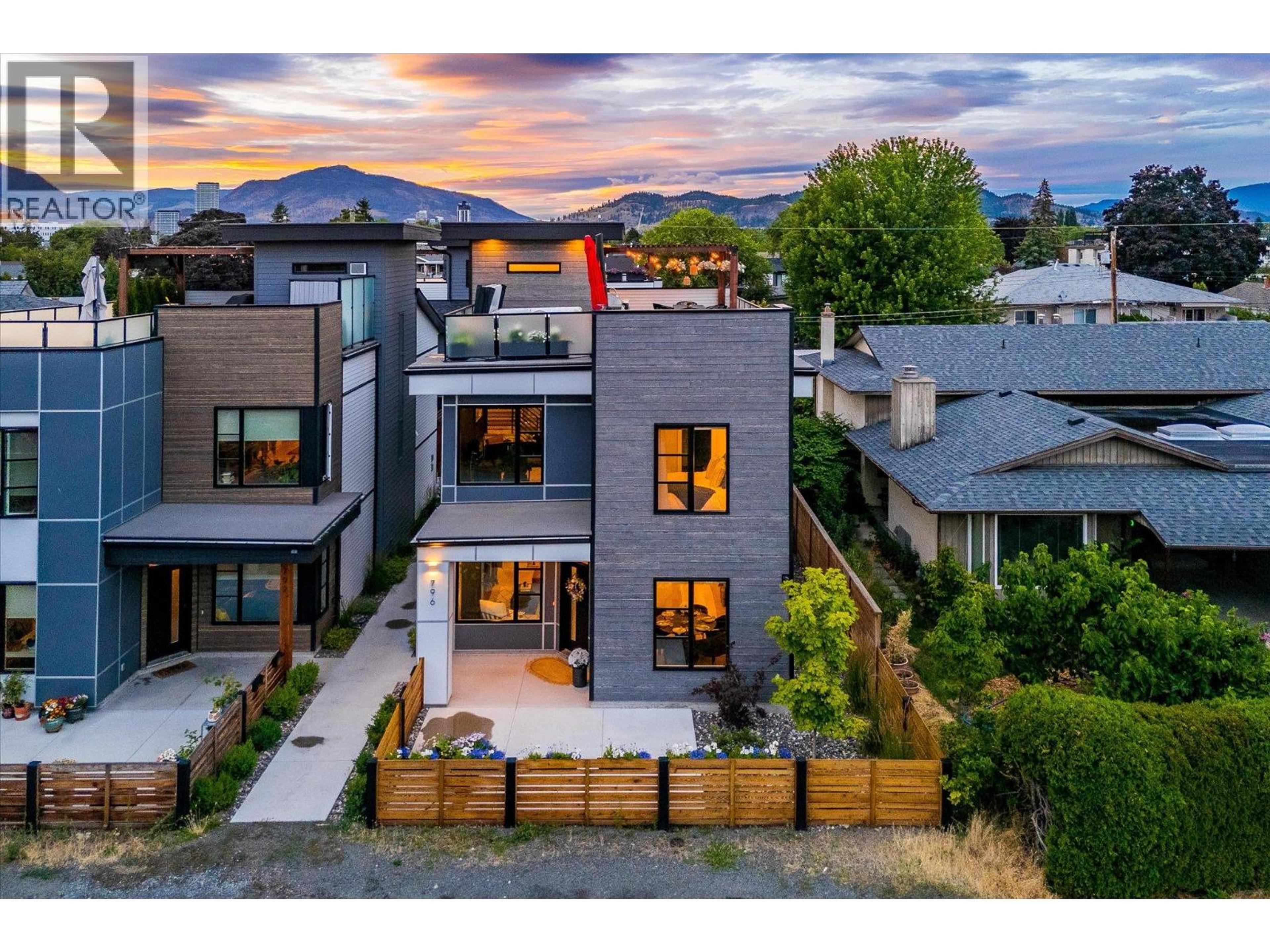 796 Wardlaw Avenue, Kelowna - Exteriors - Full Complex View, Drone/Aerial View - Photo 18