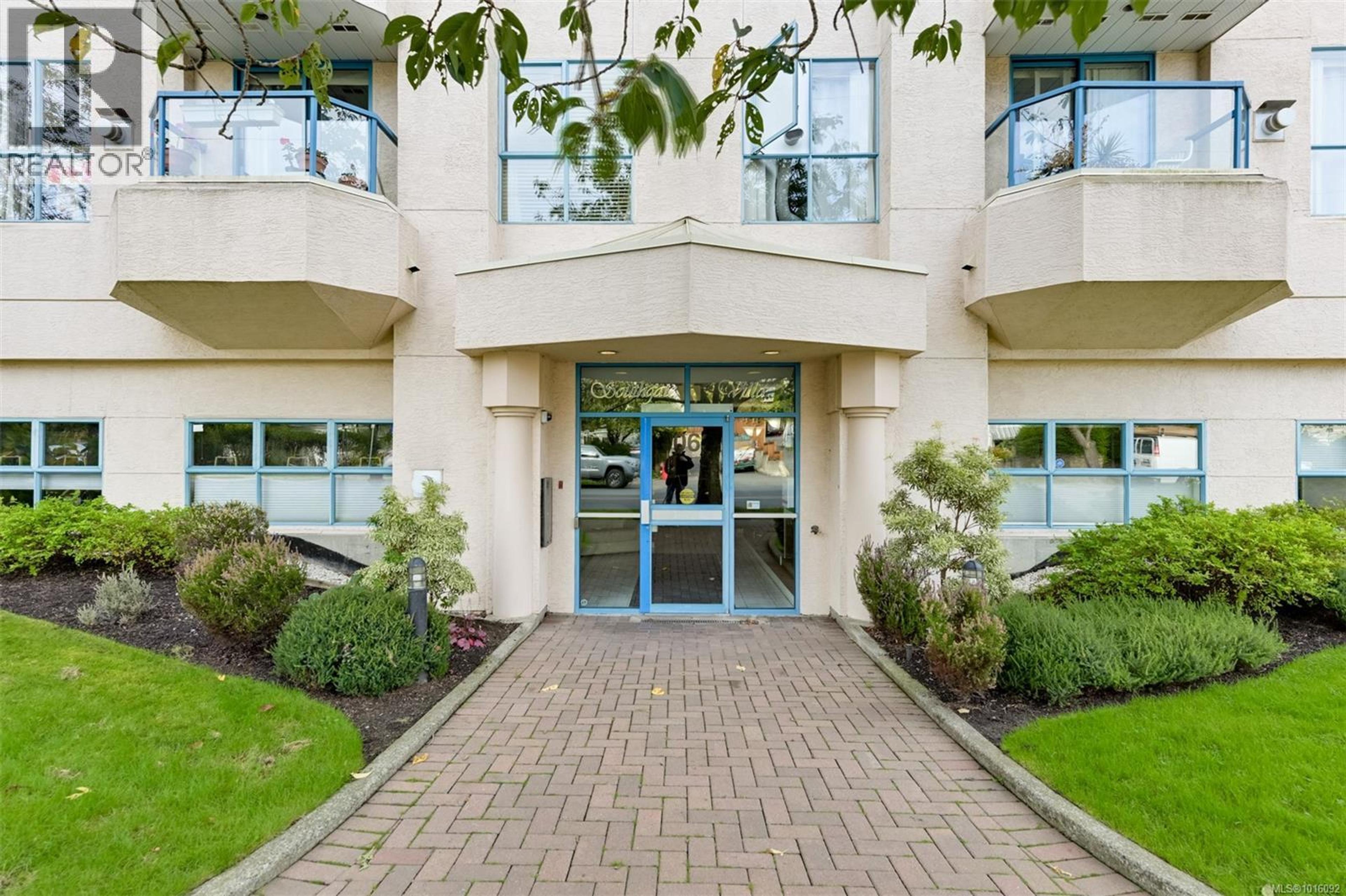 1063 Southgate St, Victoria - Exteriors - Photo 1