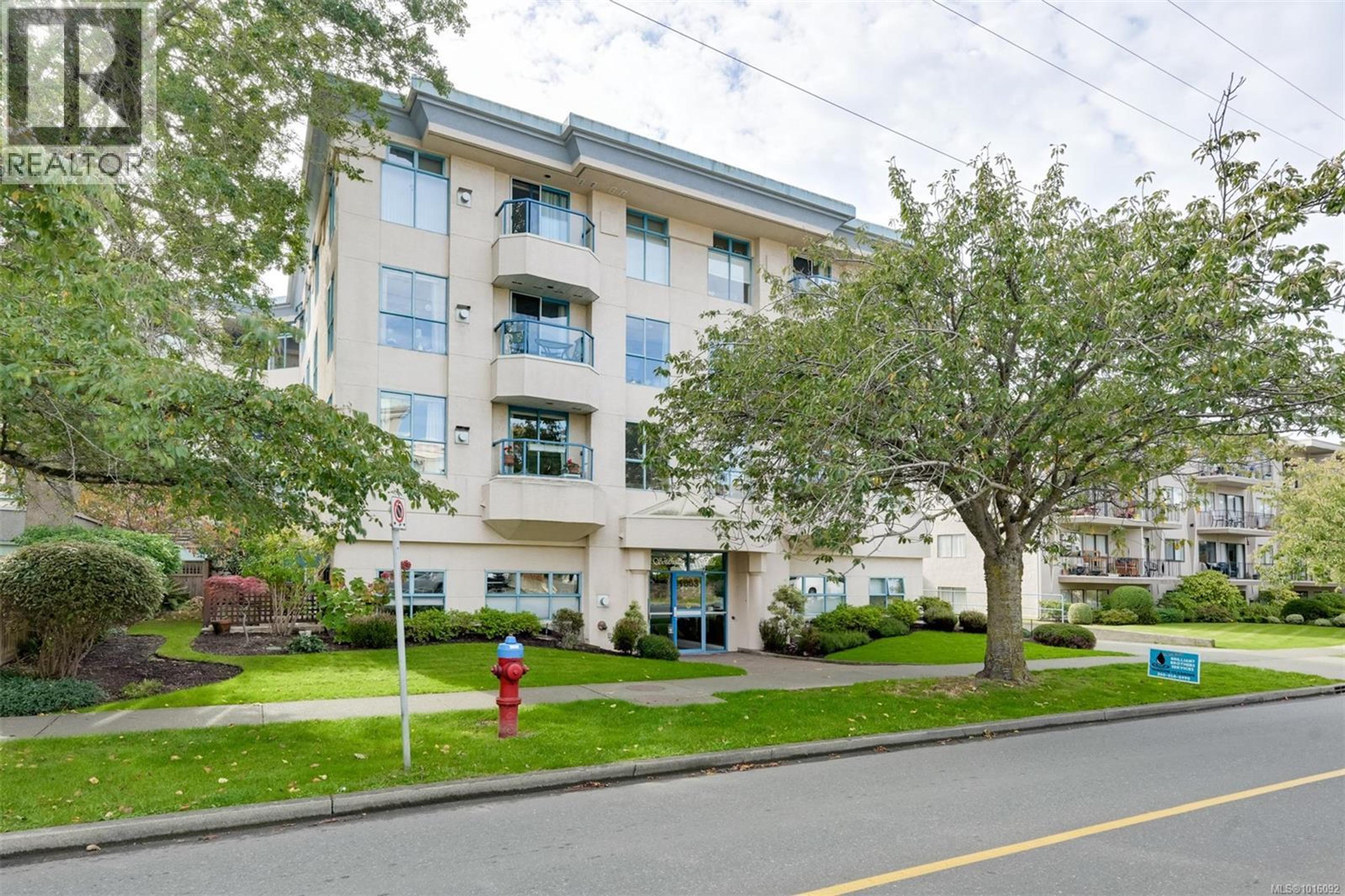 1063 Southgate St, Victoria - Exteriors - Full Complex View - Photo 3