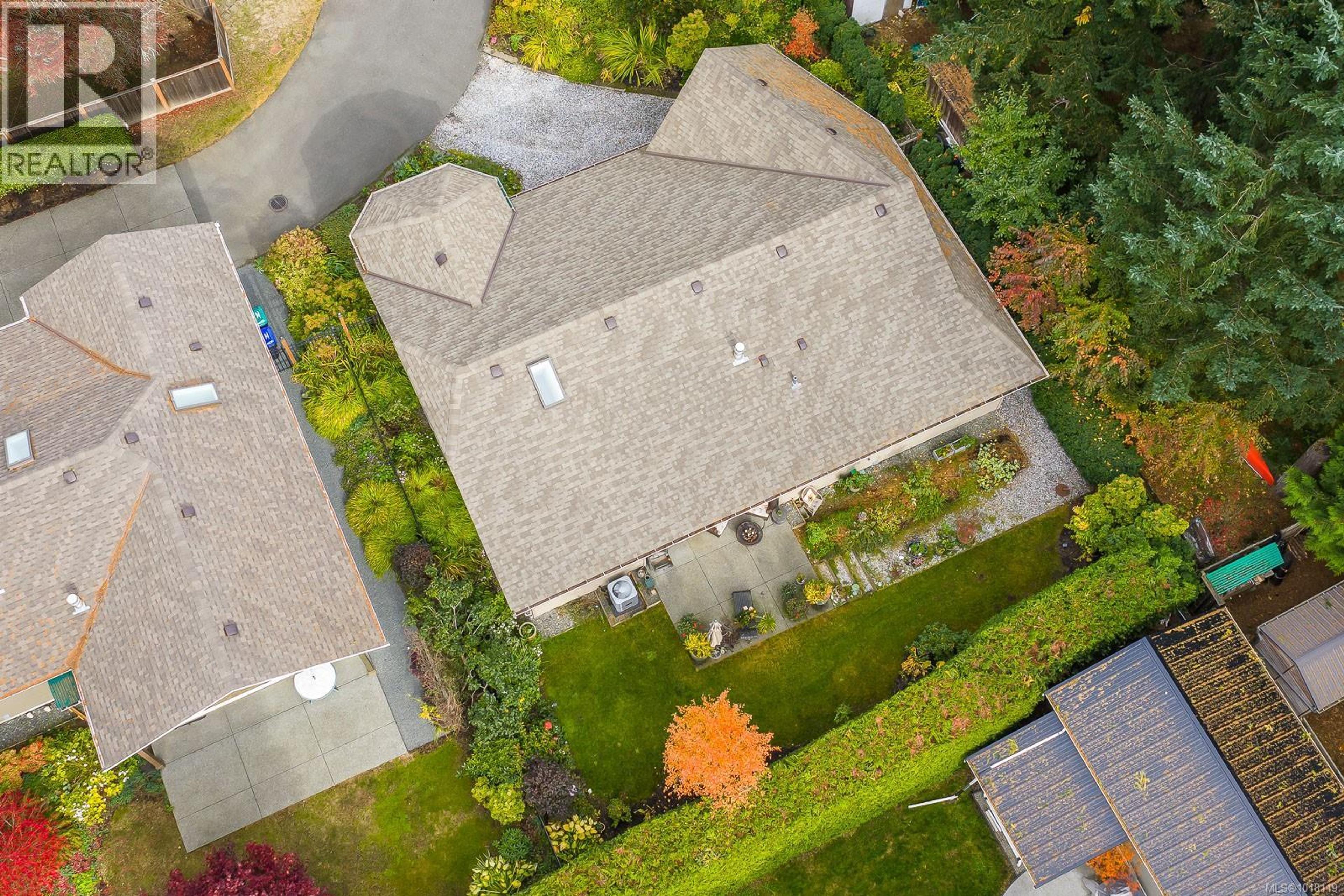 1861 Queens Ave, Comox - Exteriors - Drone/Aerial View - Photo 2
