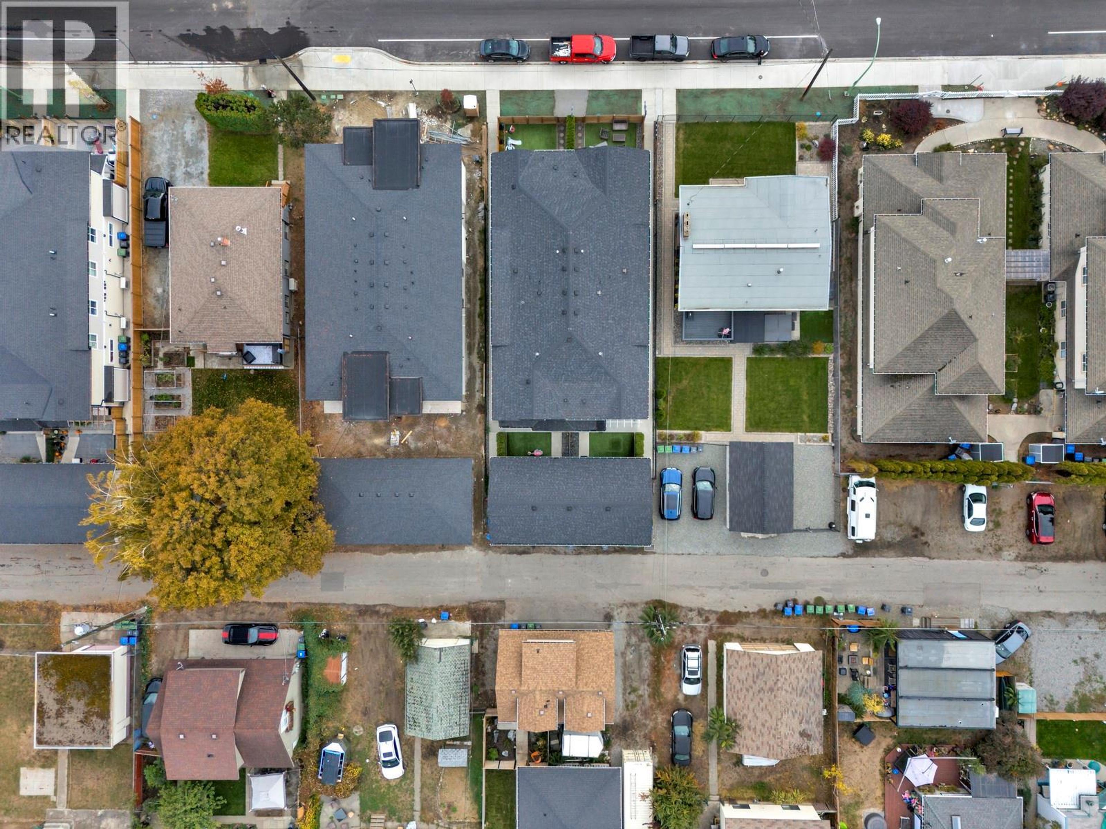 784 Glenwood Avenue, Kelowna - Exteriors - Drone/Aerial View, Full Complex View - Photo 2