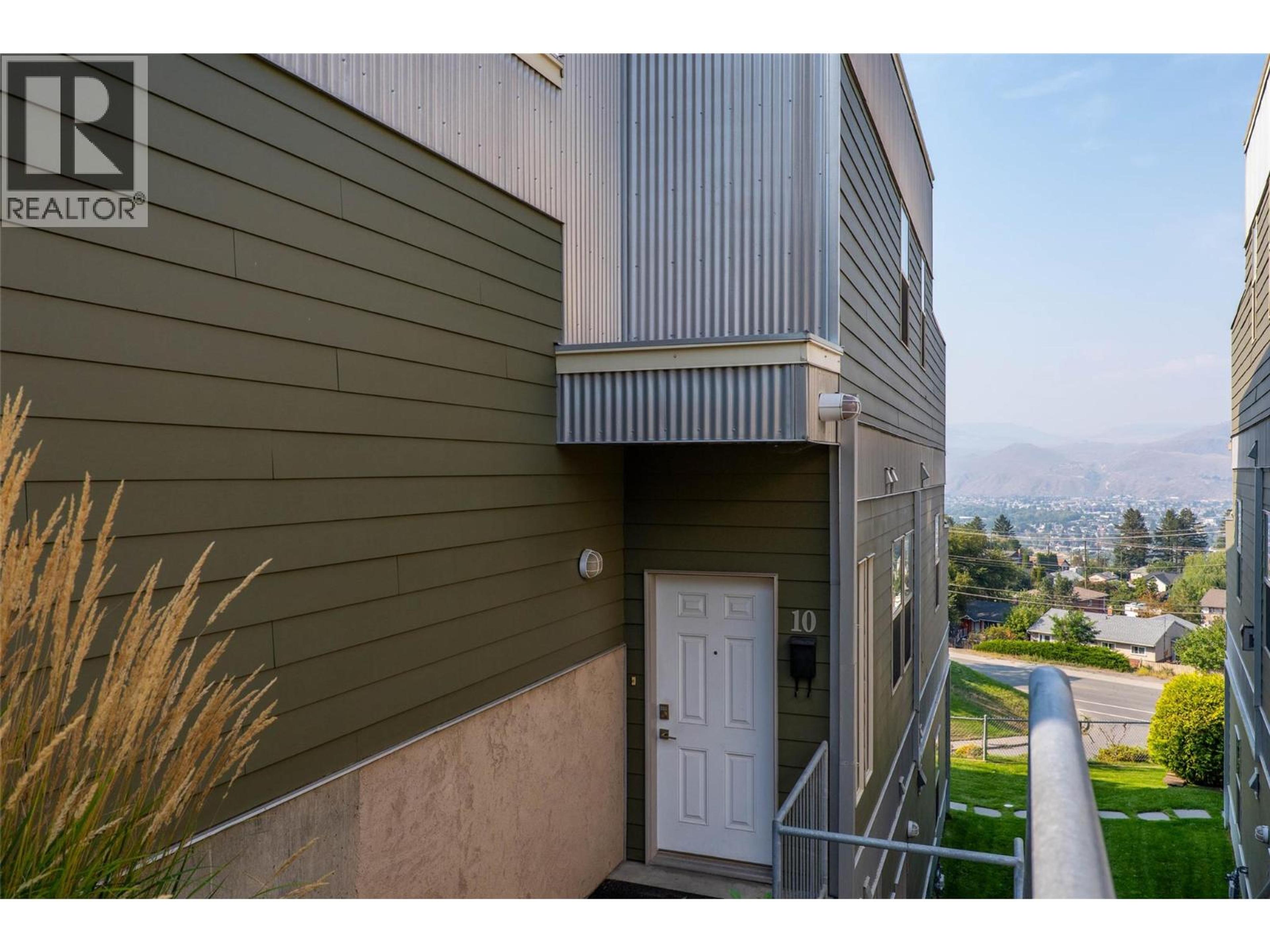 445 DALGLEISH Drive, Kamloops - Exteriors - Photo 2