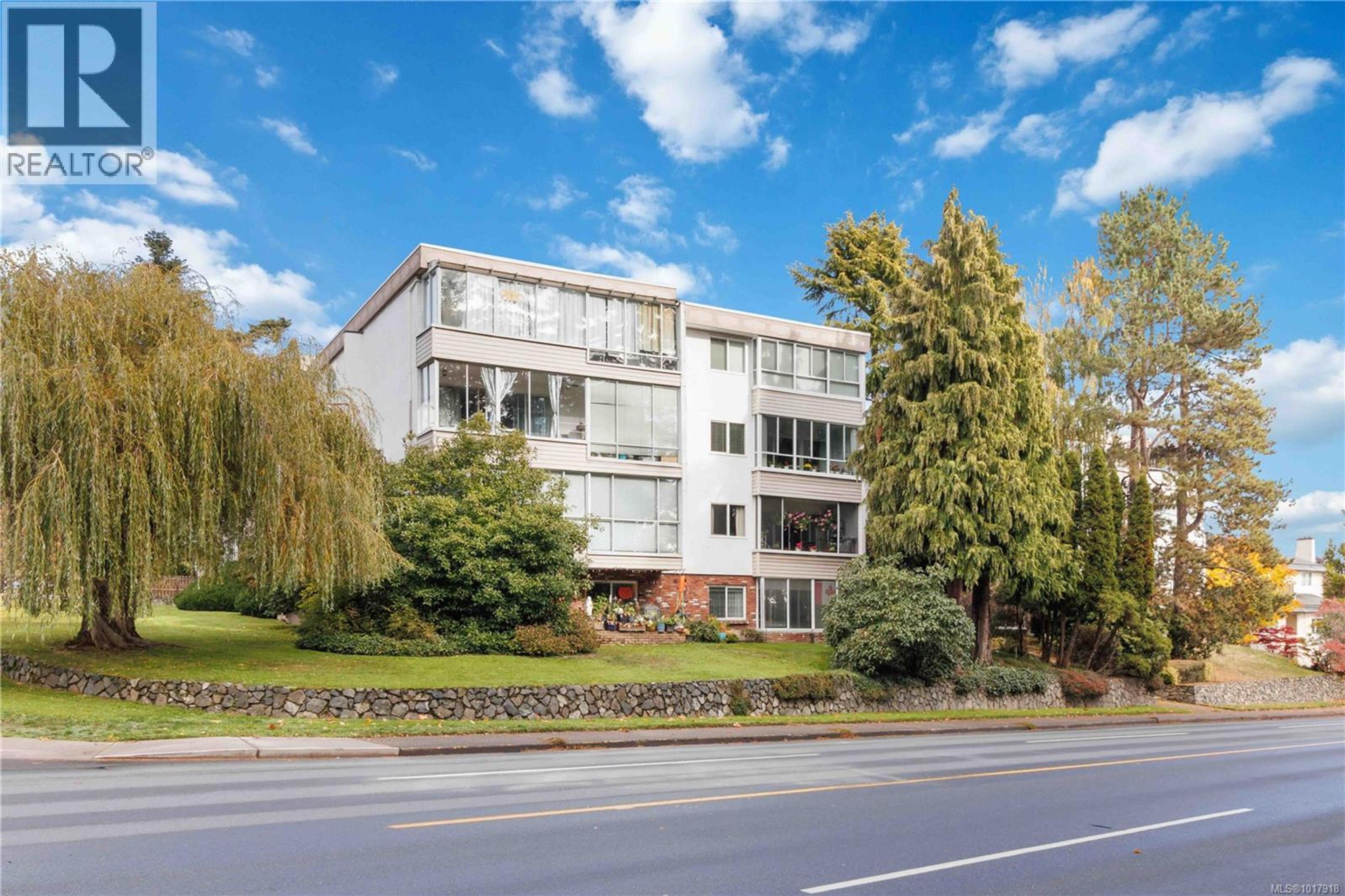 190 Gorge Rd W, Saanich - Exteriors - Photo 4