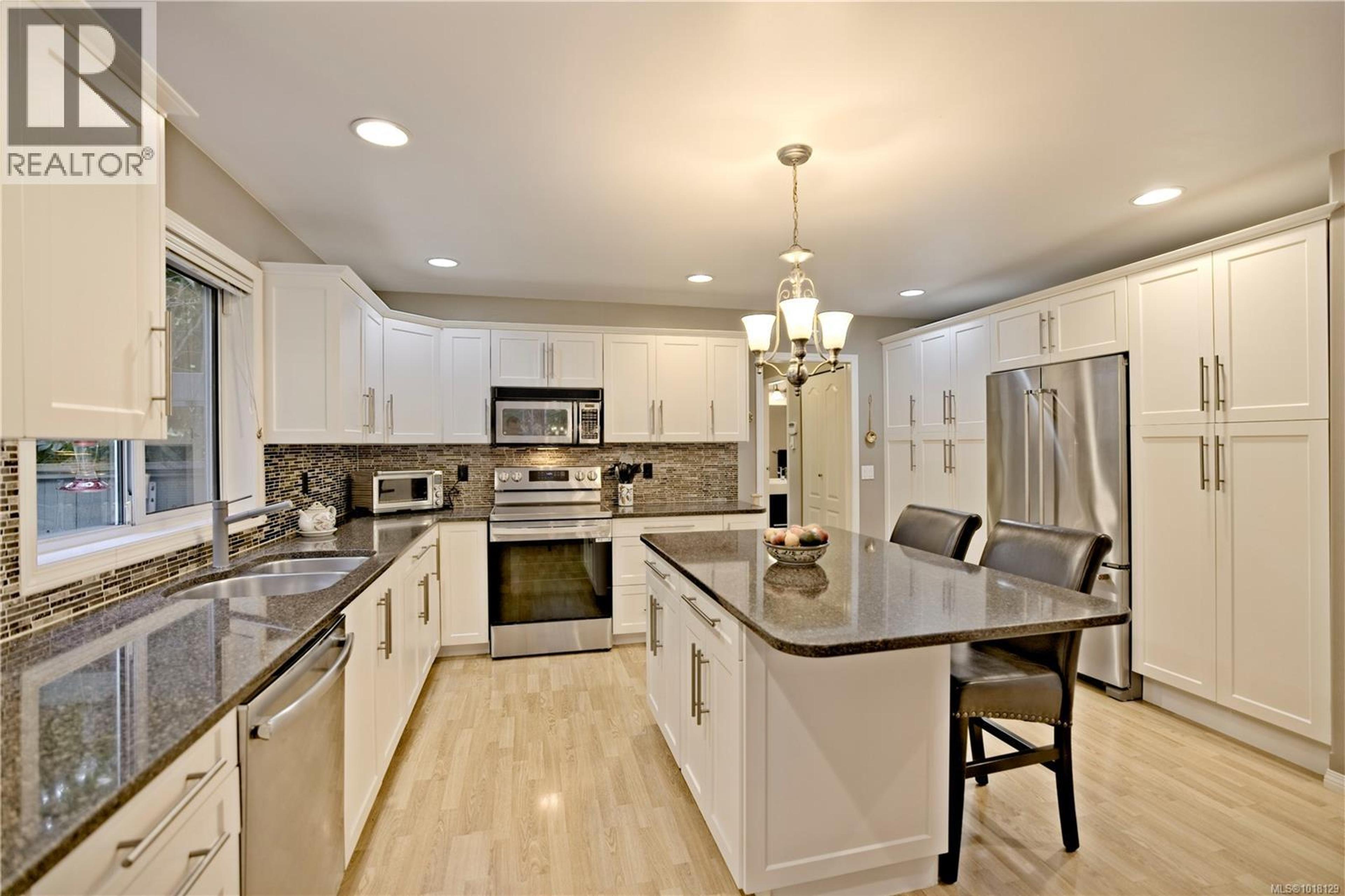 178 ELIZABETH DR - Image 2